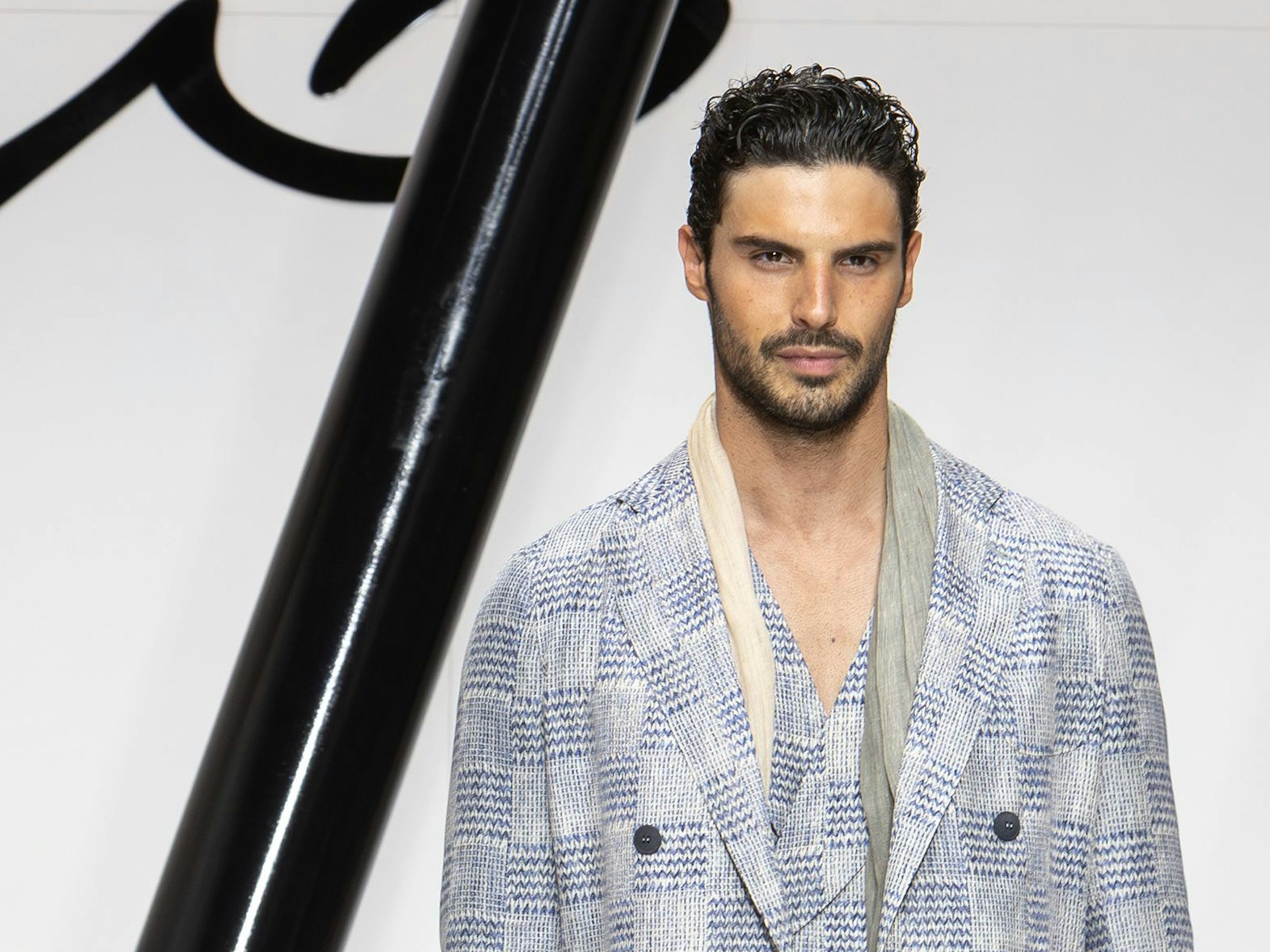 Auch der nächste Sommer kann heiß werden. Am Montag präsentierte Giorgio Armani die Sommerkollektion für 2024 in seinem Mailänder Stadtschlösschen.