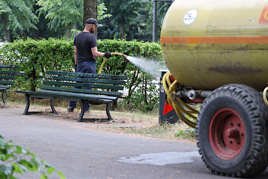 Frisches Wasser für den Tiergarten