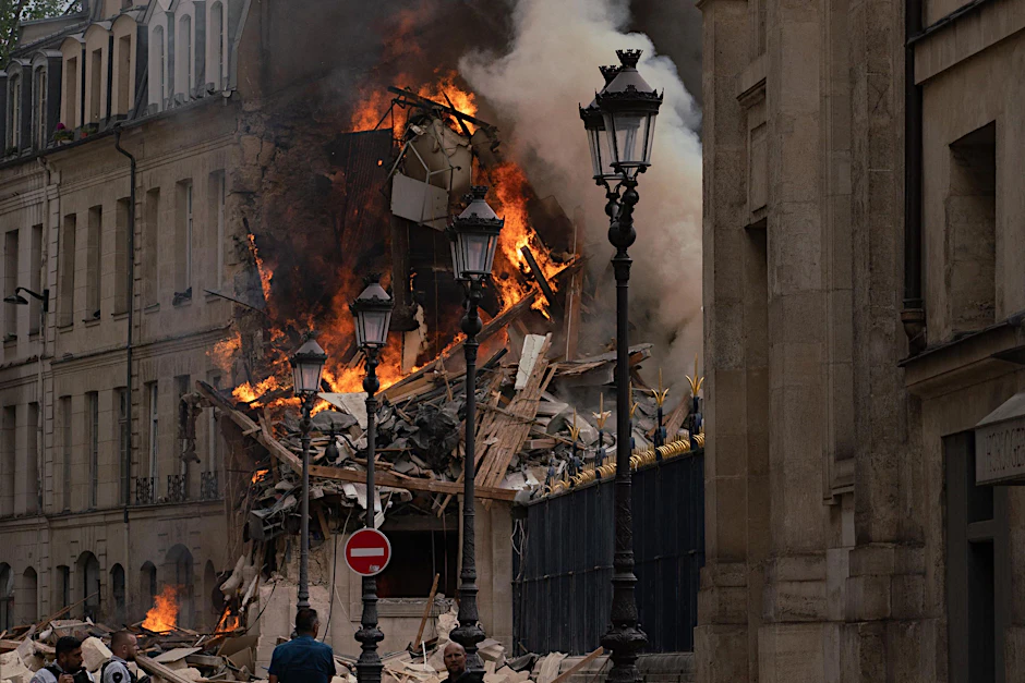 Flammen schlagen aus der zerstörten Fassade eines Gebäudes in Paris.&nbsp;