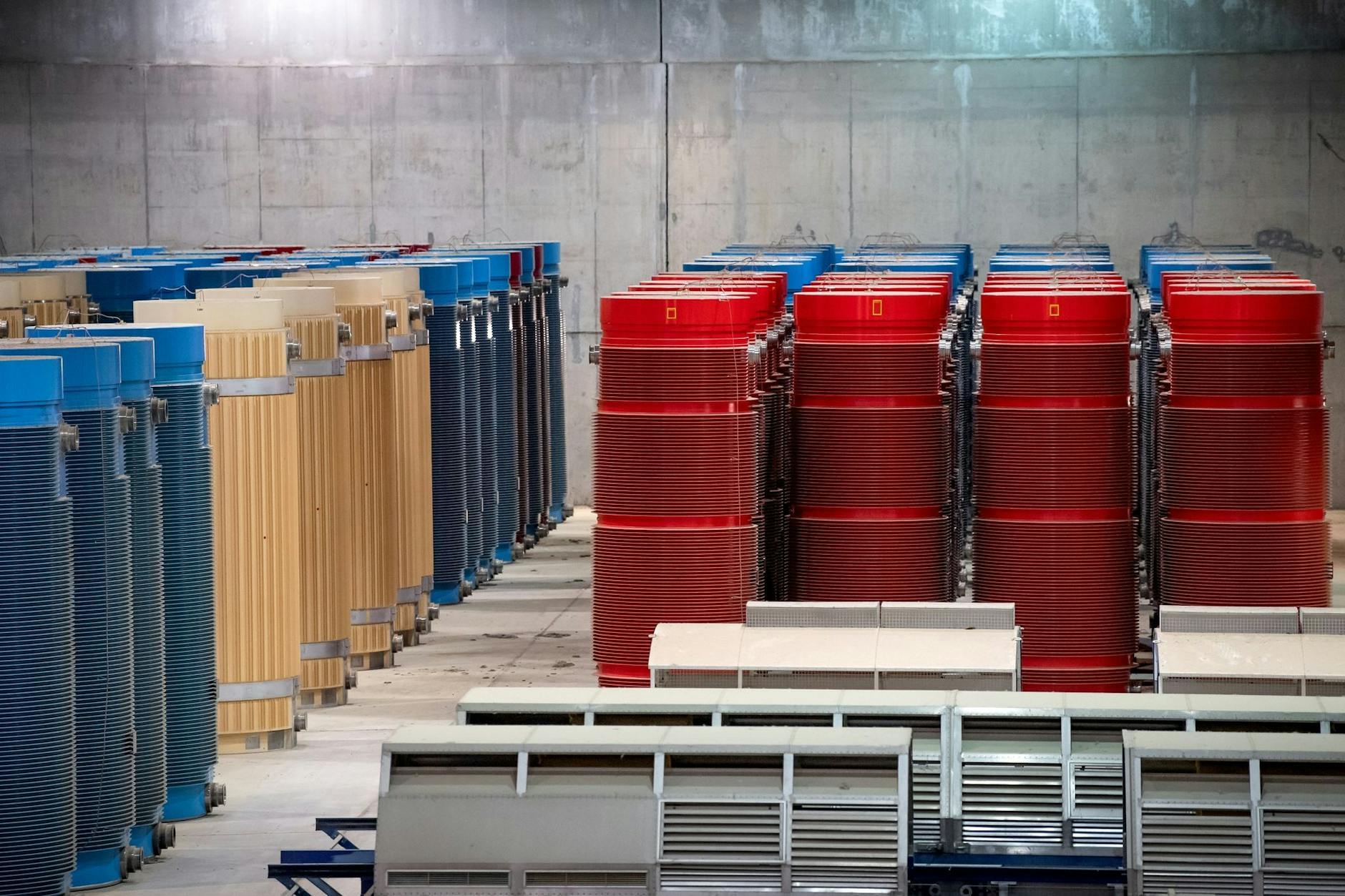 ARCHIV - Behälter mit hochradioaktiven Abfällen und Transporthauben in Gorleben.