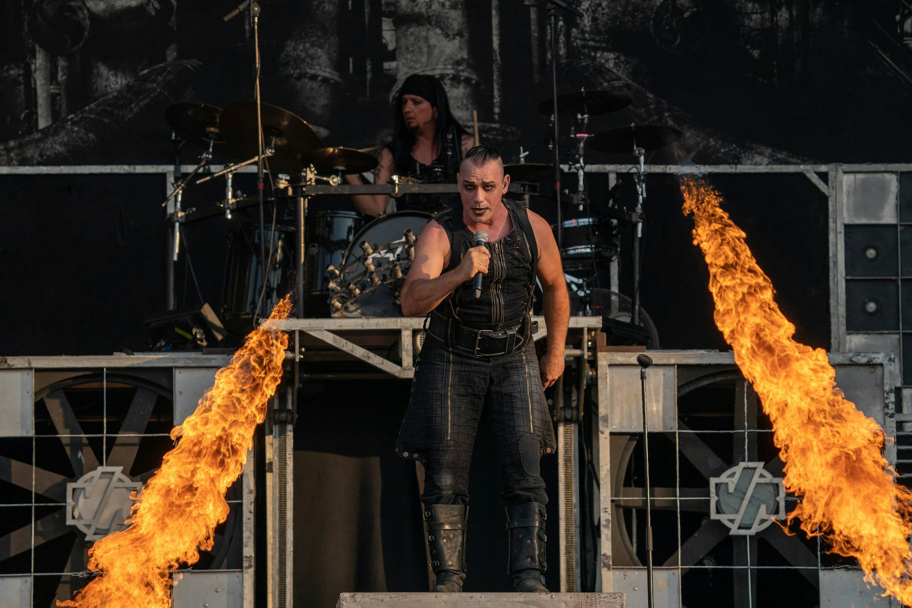 Nein, das sind nicht Rammstein, sondern die Coverband Völkerball, hier bei einem Auftritt vor zwei Jahren in der Brita-Arena Wiesbaden. Völkerball haben sich jetzt zur Causa Rammstein geäußert.