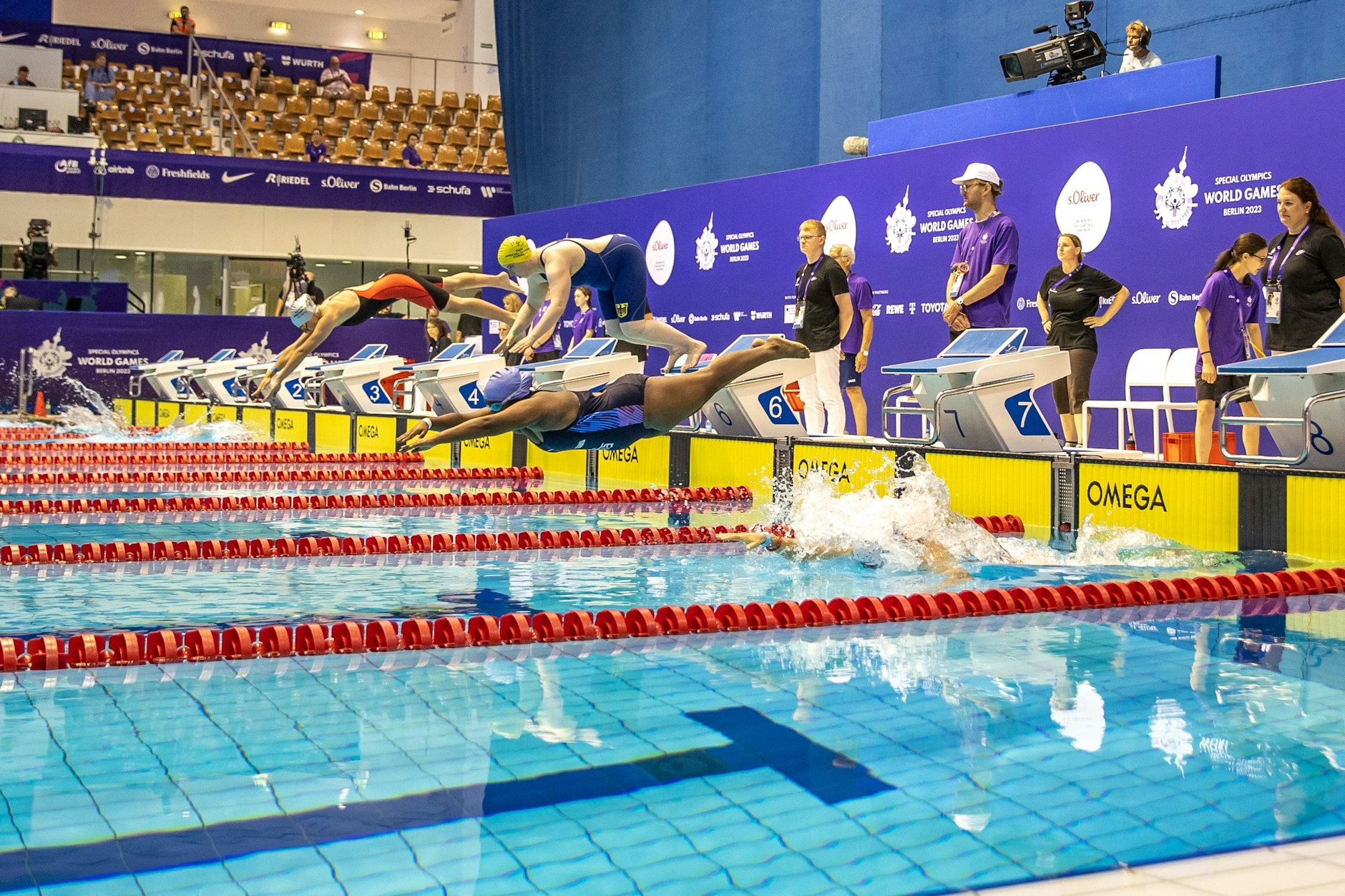 Teilnehmer der Special Olympics in einer Schwimmhalle: Auch außerhalb der Wettkampfstätten können die Weltspiele der Special Olympics den Sportlern eine Bühne geben.