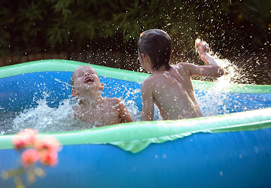 Abkühlung im Pool hilft – aber nicht jedem. Der KURIER hat weitere Tipps gegen die Hitze.