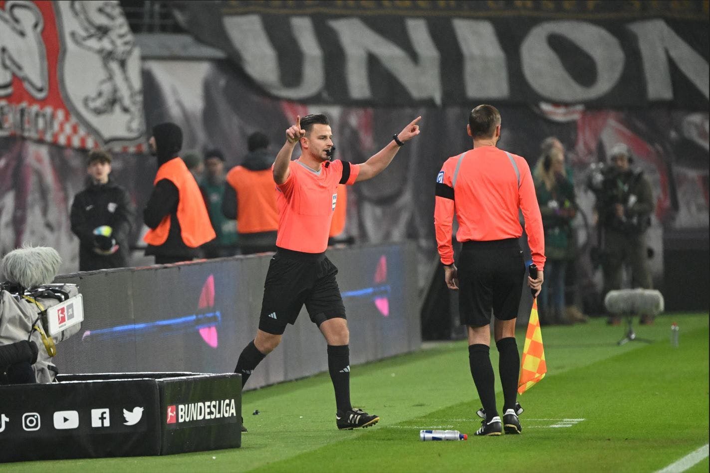 Der Videobeweis hat's gezeigt: Im Bundesligaspiel RB Leipzig gegen den 1. FC Union Berlin nimmt Schiedsrichter Daniel Schlager ein Leipziger Tor wegen Abseits zurück. (Foto vom 11. Februar 2023)
