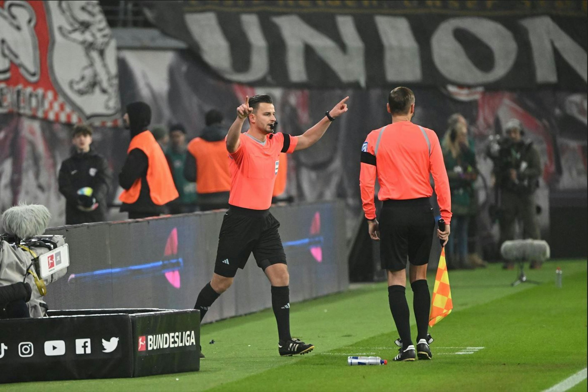 Der Videobeweis hat's gezeigt: Im Bundesligaspiel RB Leipzig gegen den 1. FC Union Berlin nimmt Schiedsrichter Daniel Schlager ein Leipziger Tor wegen Abseits zurück. (Foto vom 11. Februar 2023)
