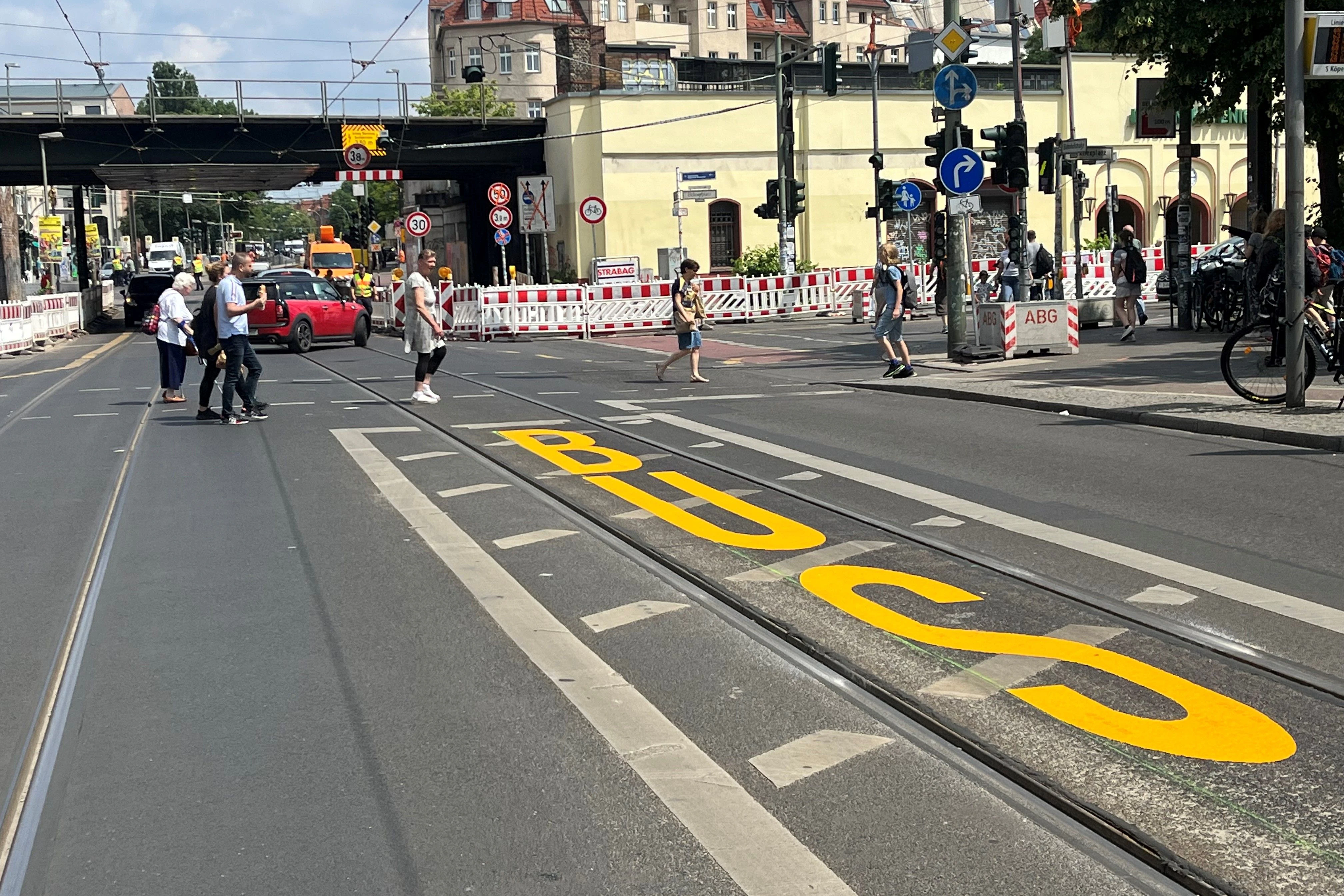 So sah die geplante Busspur am Mittwoch kurz nach 12 Uhr aus. Sie endet allerdings vor der Brückendurchfahrt am S-Bahnhof (rechts).