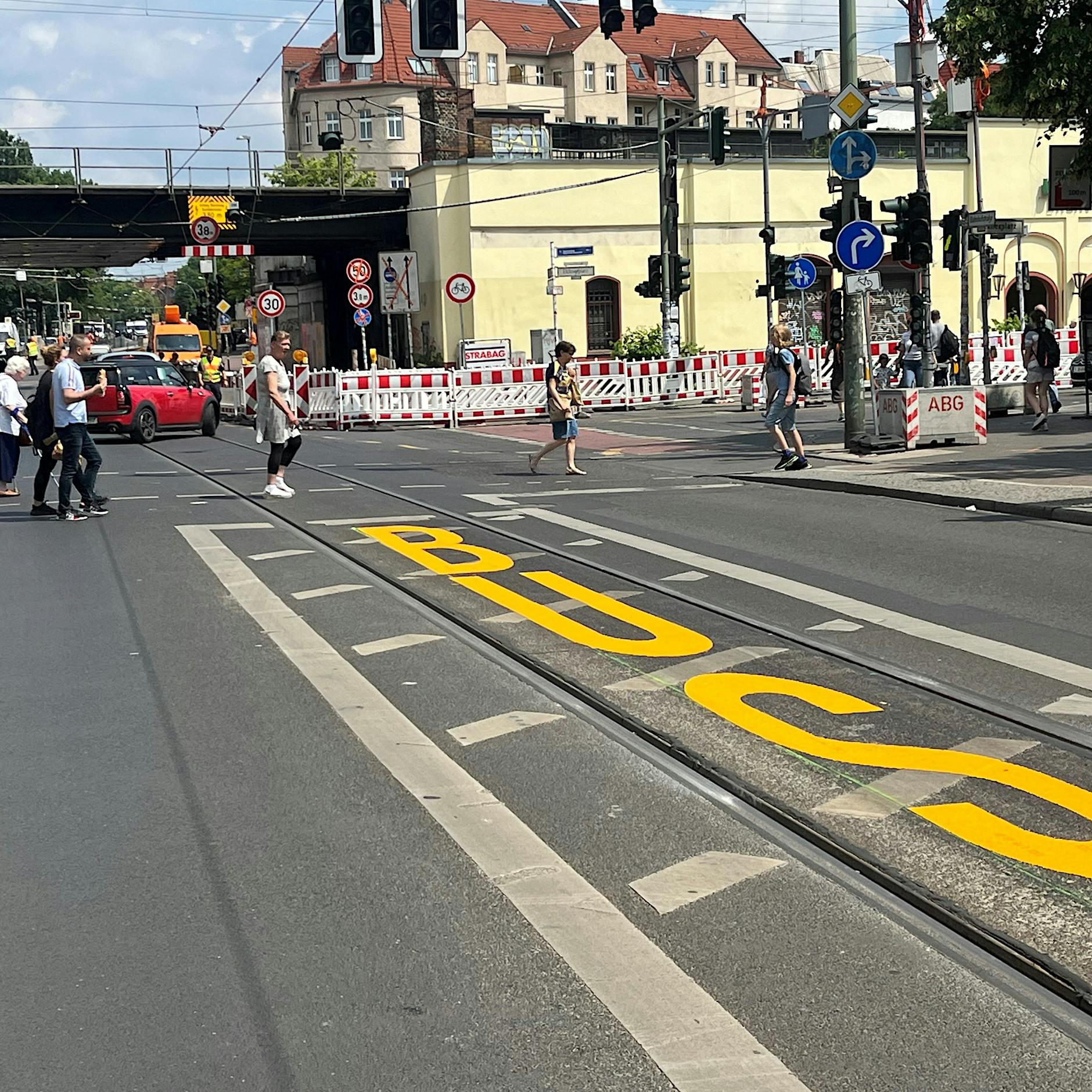 Bahnhofstraße in Berlin-Köpenick: So lange wird sie jetzt gesperrt – Umleitungen, Schienenersatzverkehr