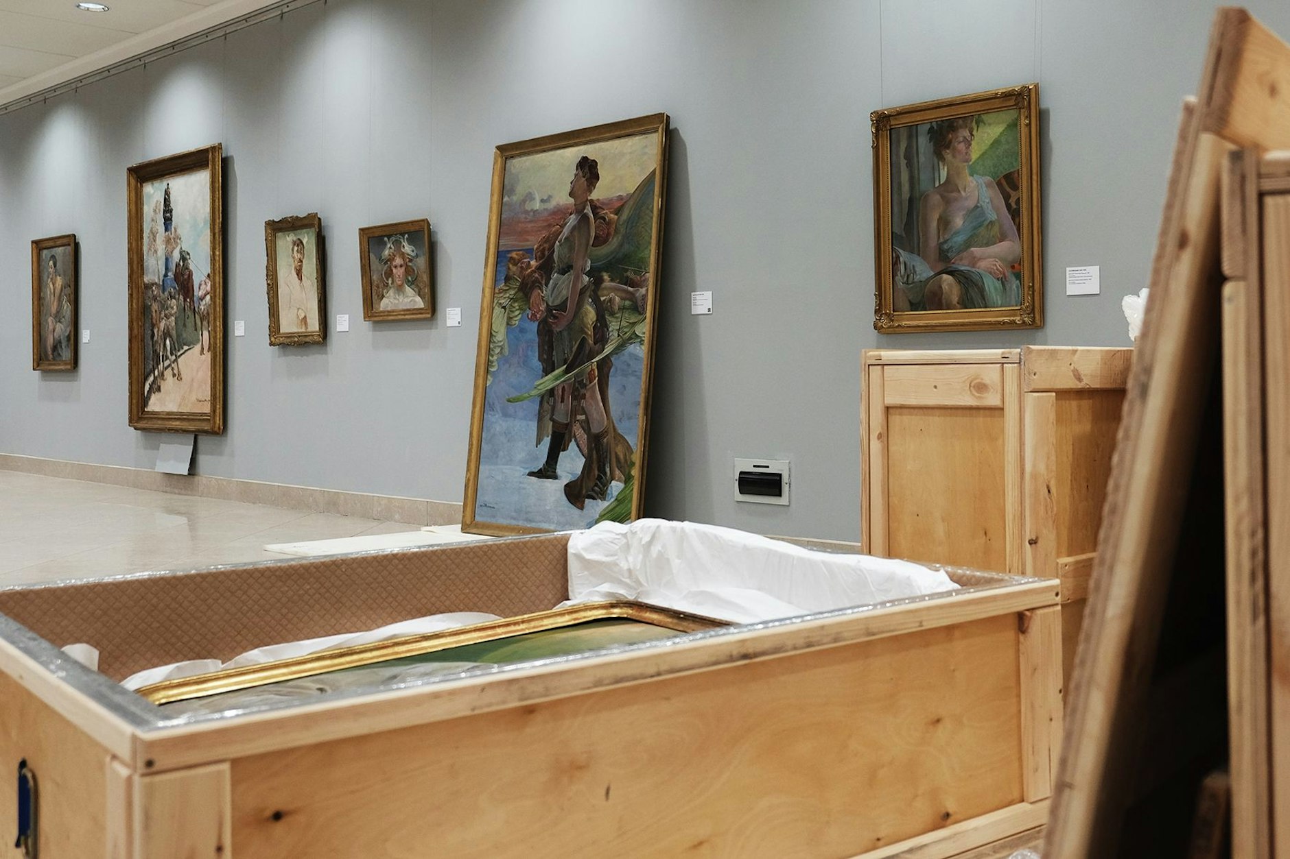 Kunst auf der Flucht. Ausstellung „Ide w swiat i trwam“ (Ich gehe in die Welt und dauere an), die „fertig zur Evakuierung“ konzipiert ist.