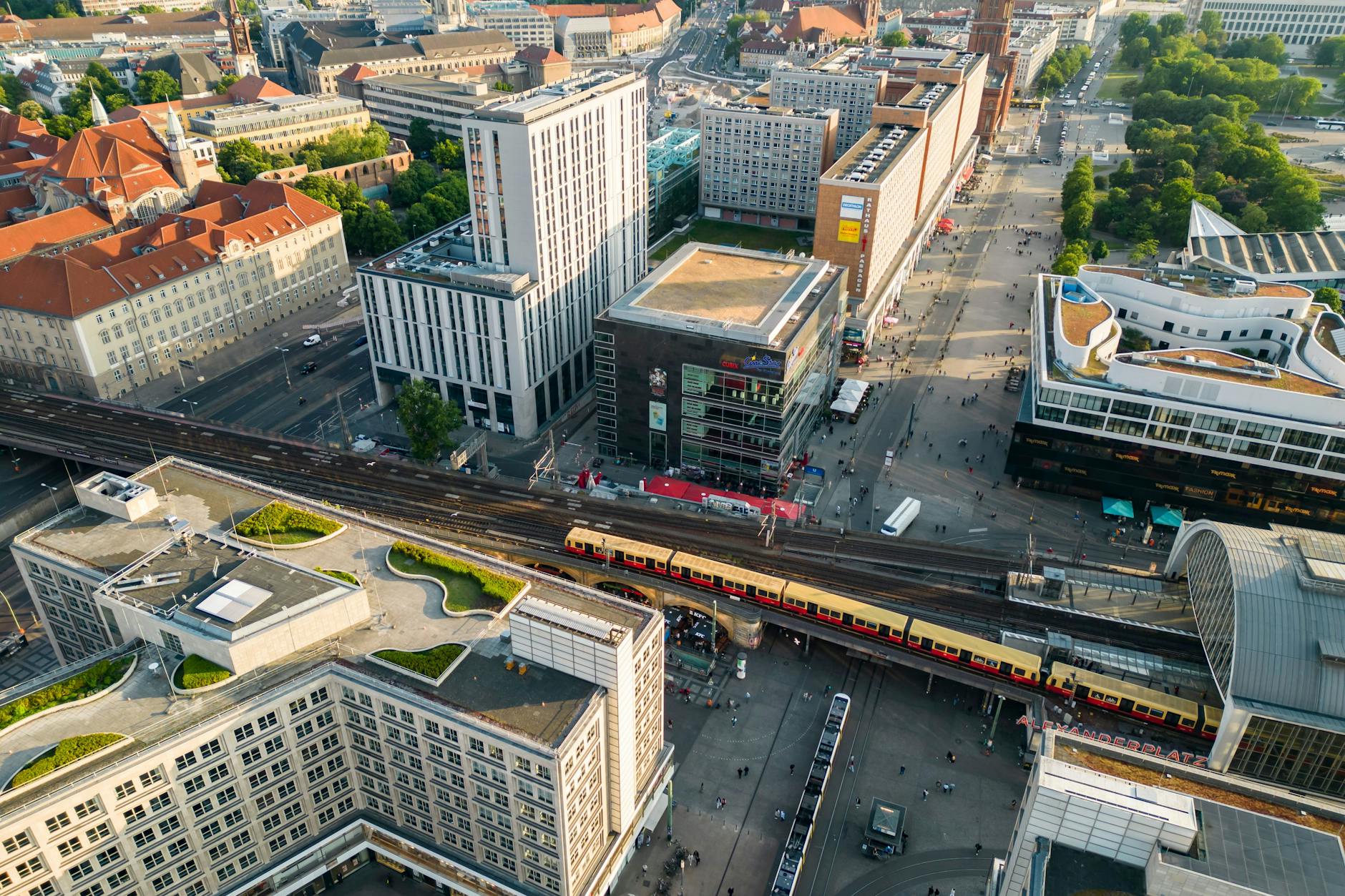 Berlin-Alexanderplatz: Dort raubte eine Gruppe von acht Personen zwei Jugendliche aus. Ein Verdächtiger stellte sich nun der Polizei.