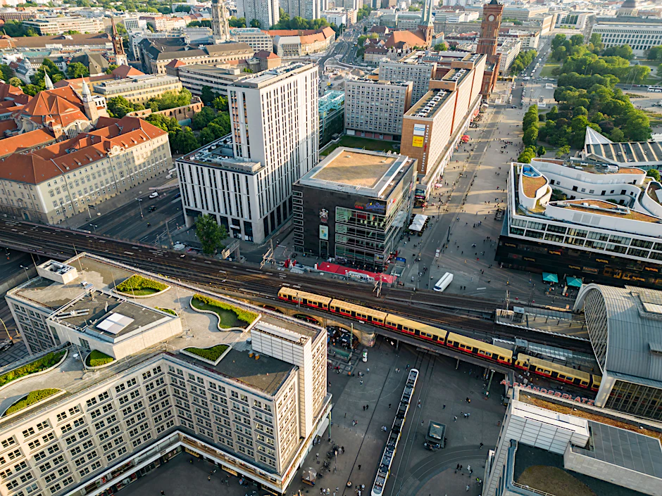 Berlin-Alexanderplatz: Dort raubte eine Gruppe von acht Personen zwei Jugendliche aus. Ein Verdächtiger stellte sich nun der Polizei. 