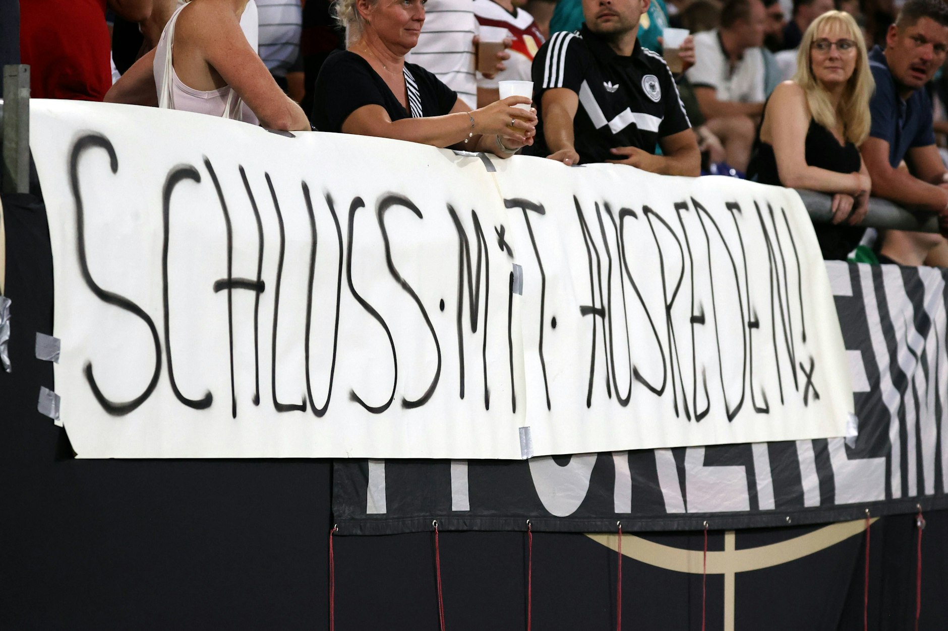 Die Fans der deutschen Nationalmannschaft stellen eine klare Forderung.