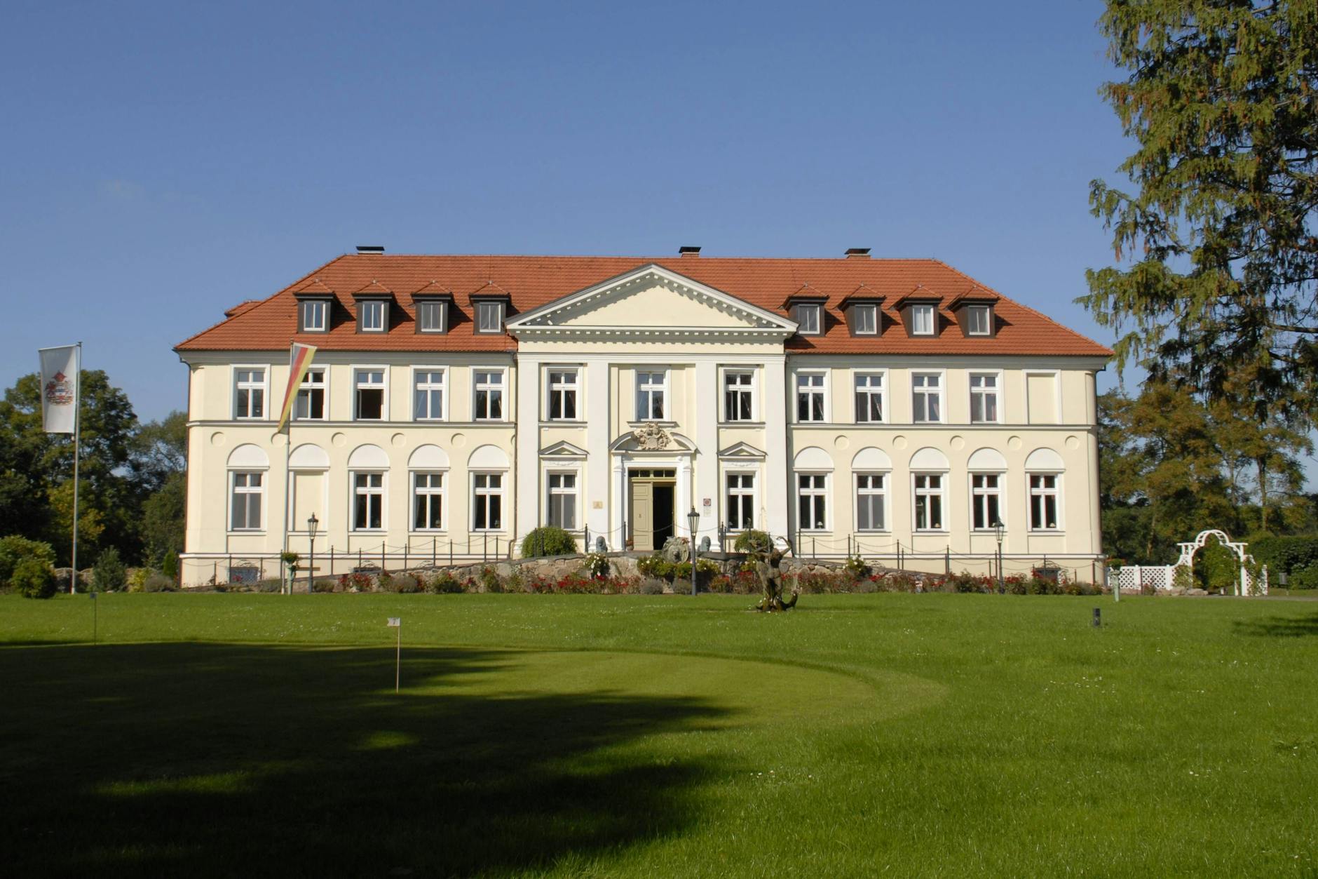 Schloss Schorssow wird umgeben von von einem gepflegten Park mit einigen Springbrunnen.