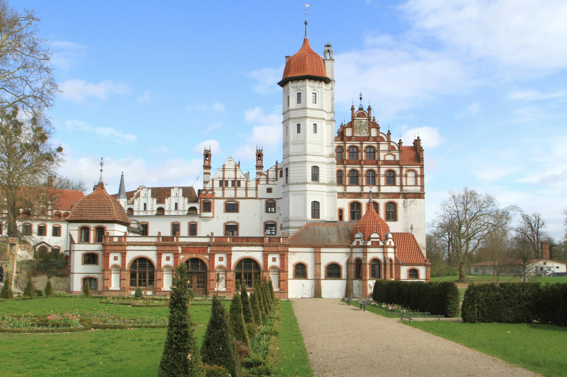 Nach einigen Besitzerwechseln ist Schloss Basedow mittlerweile zur Hälfte restauriert.