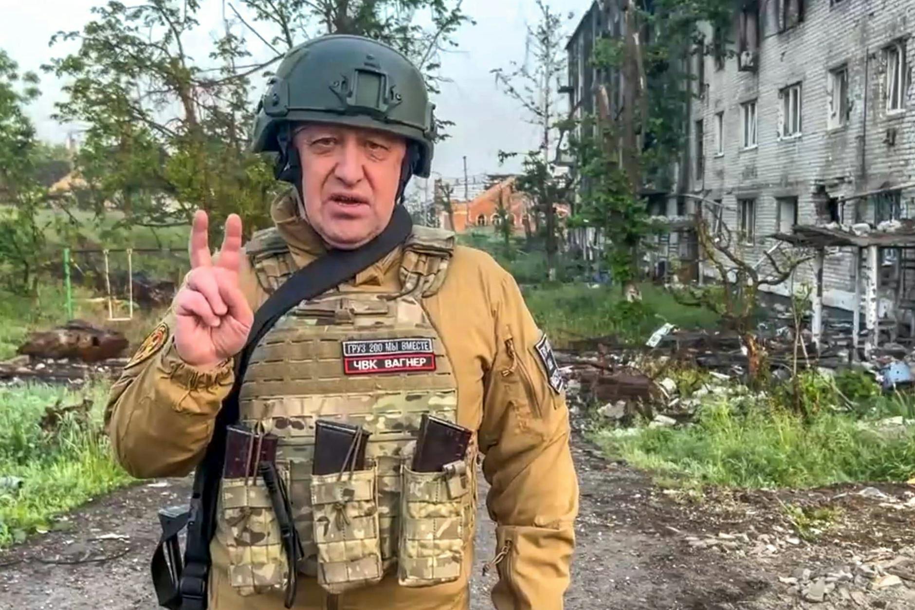 Wagner-Chef Jewgeni Prigoschin posiert für ein Foto an der Frontlinie. 