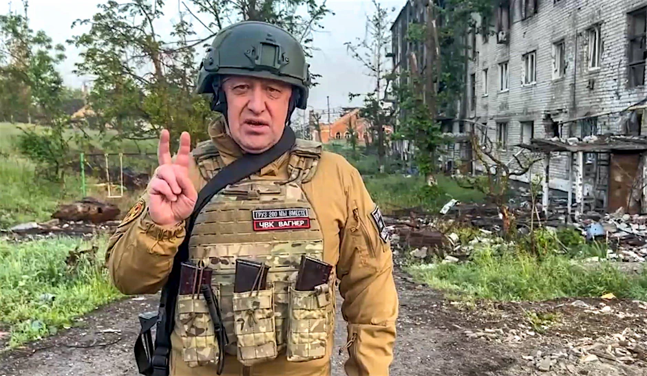 Wagner-Chef Jewgeni Prigoschin posiert für ein Foto an der Frontlinie.&nbsp;