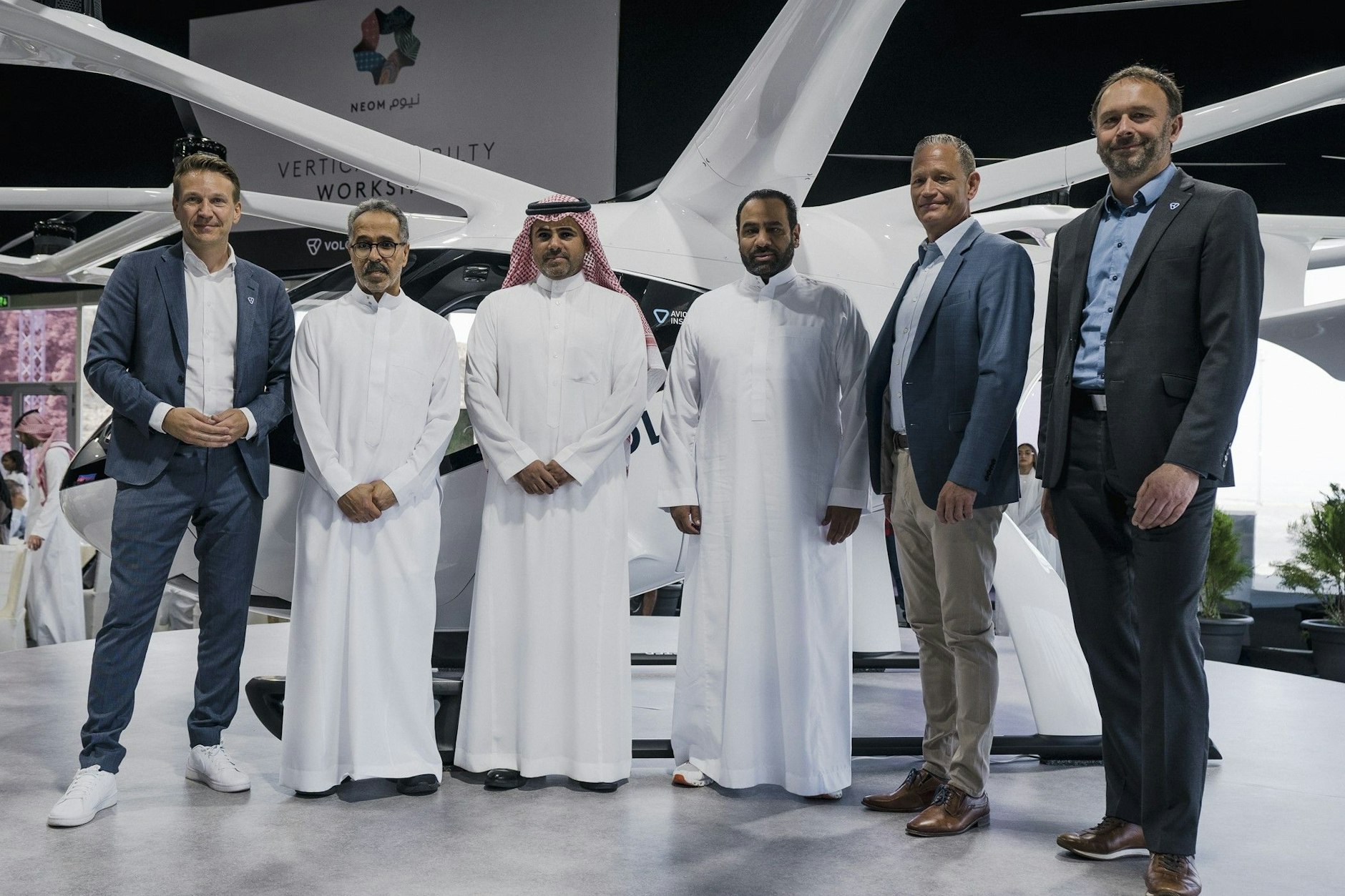 Von links nach rechts: Der Geschäftsführer von Volocopter, Christan Bauer; der Neom-Geschäftsführer Nadhmi Al Nasr; der Executive Vice President bei der saudi-arabischen Flugsicherheitsbehörde Aviaton Safety &amp; Environmental Sustainability GACA, Kapitän Sulaiman Almuhaimedi; der stellvertretende Geschäftsführer bei Neom, Rayan Fayez; der Mobilitätschef bei Neom, Florian Lennert; der Chief Risk &amp; Certification Officer bei Volocopter, Oliver Reinhardt bei den Demonstrationsflügen von Volocopter-Flugtaxis in Neom, den 21. Juni 2023.&nbsp;