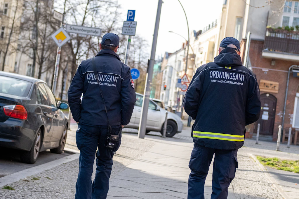 Märkisches Viertel: Männer werfen Stuhl auf Ordnungsamt-Mitarbeiter