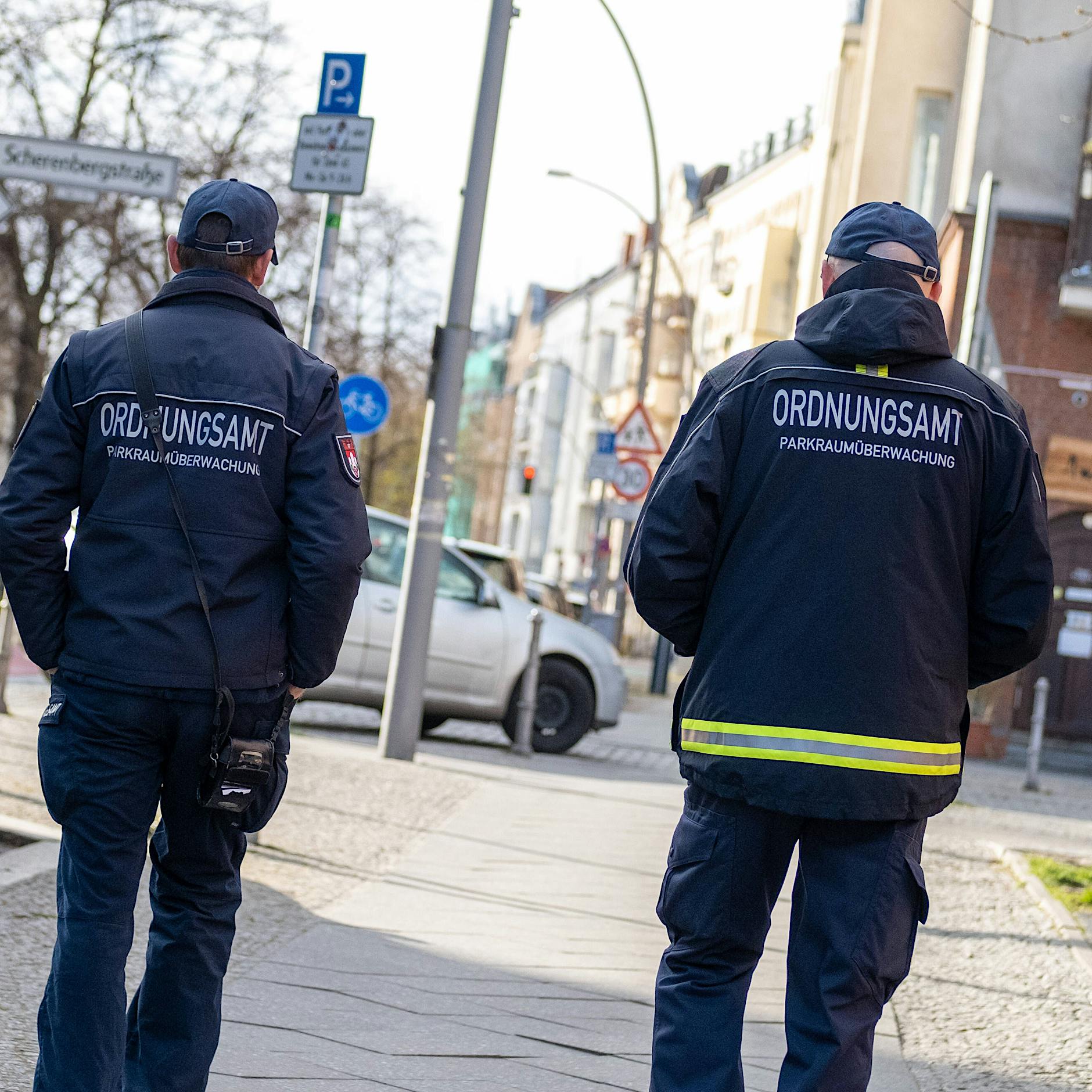 Märkisches Viertel: Männer werfen Stuhl auf Ordnungsamt-Mitarbeiter