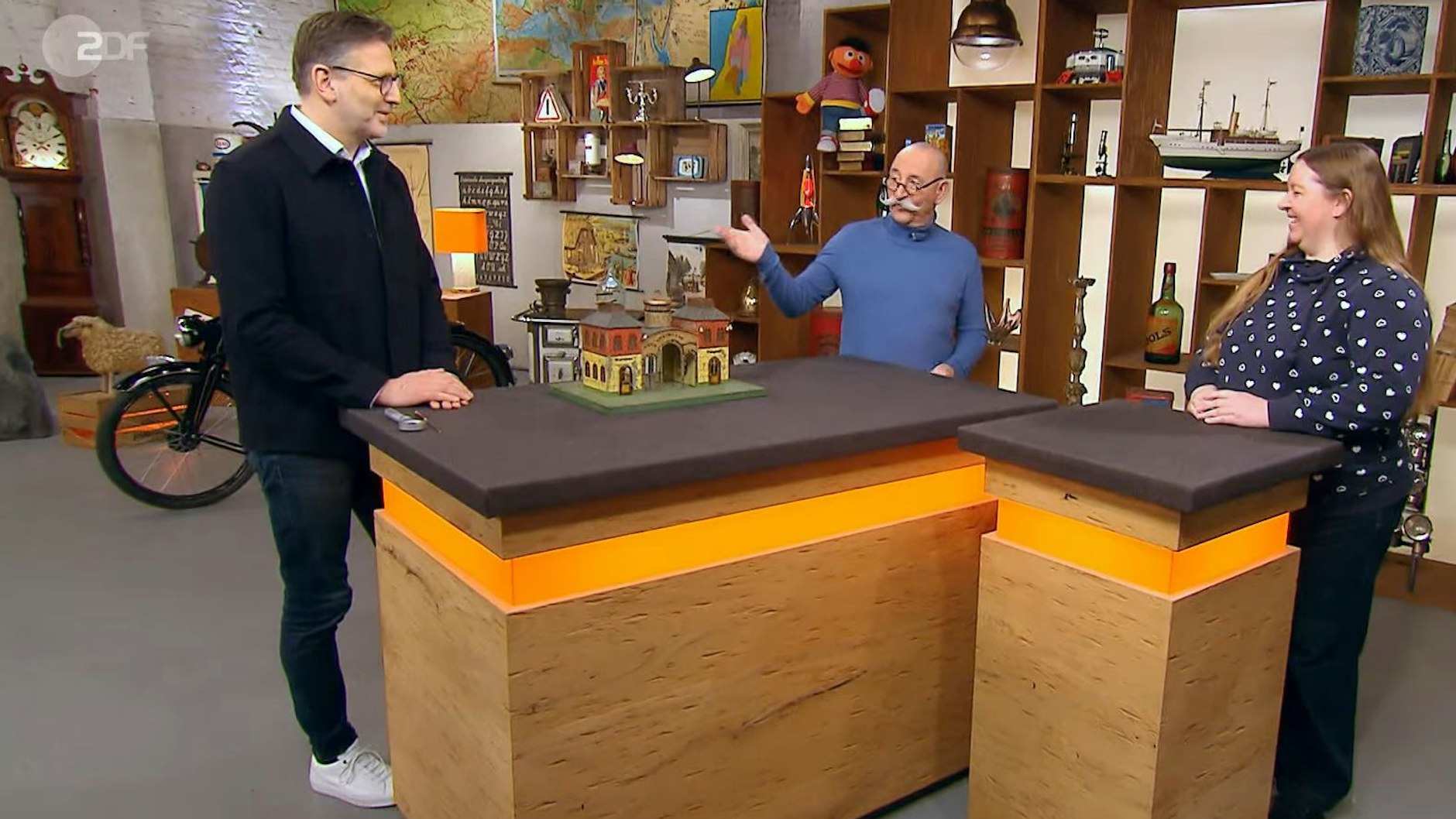 Lokführerin Ann-Katrin (r.) freut sich über die begeisterten Herren Detlev Kümmel (l.) und Horst Lichter.