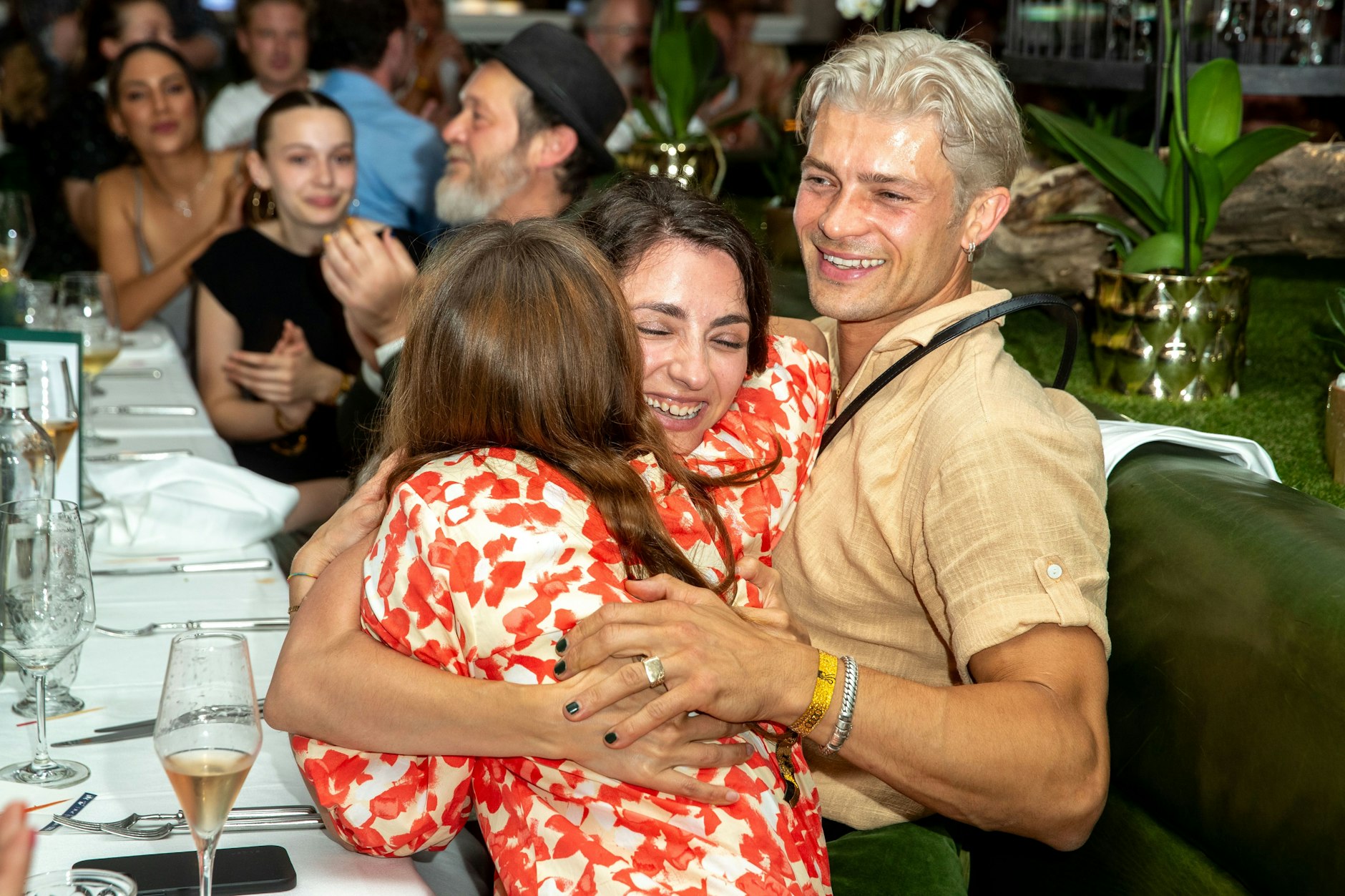 Jubel, Trubel, Heiterkeit: Am Tisch von Eugen Bauder im Hotel Zoo steigt die Stimmung.