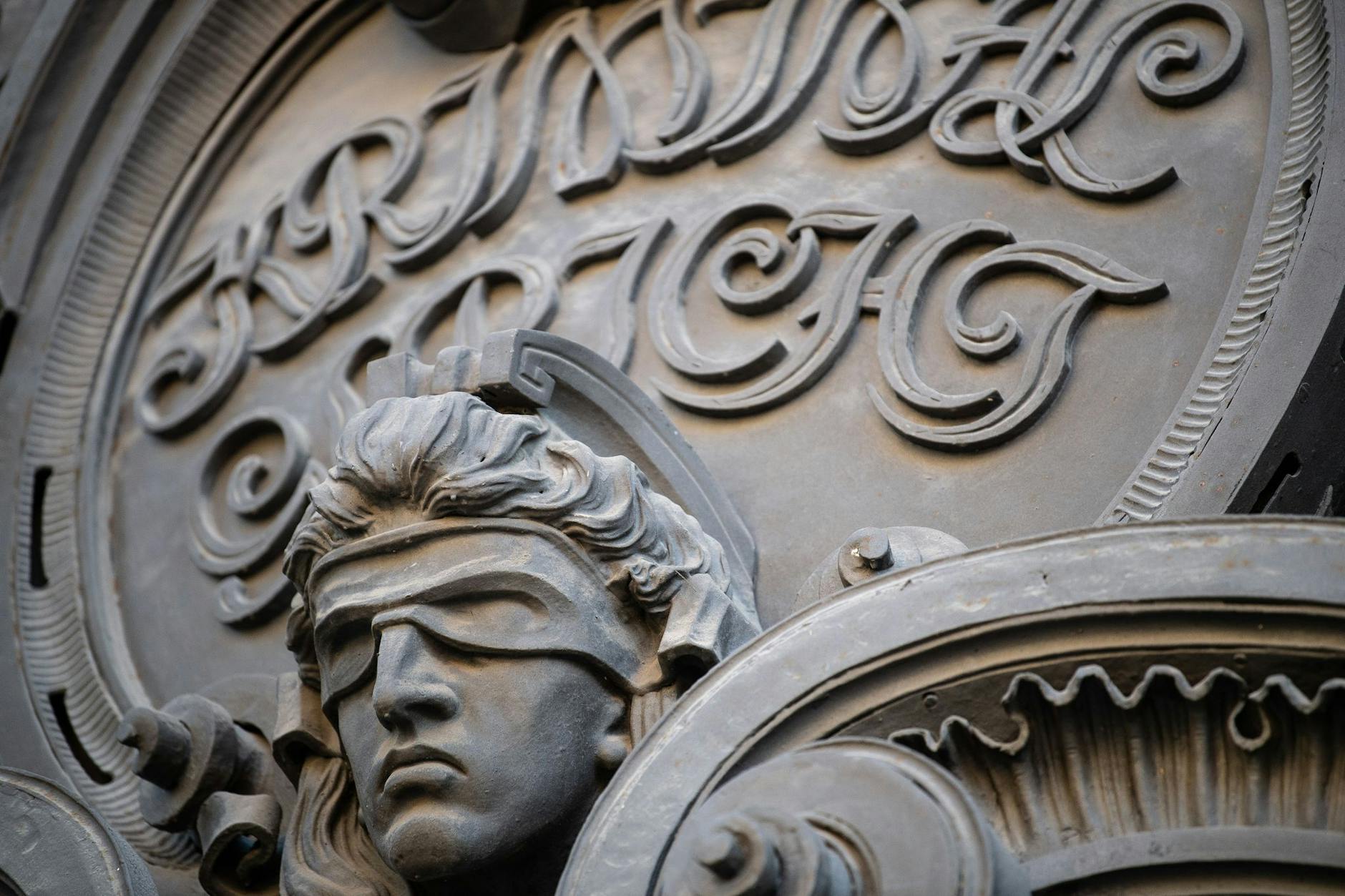 ARCHIV - Der Eingang vom Kriminalgericht Moabit.