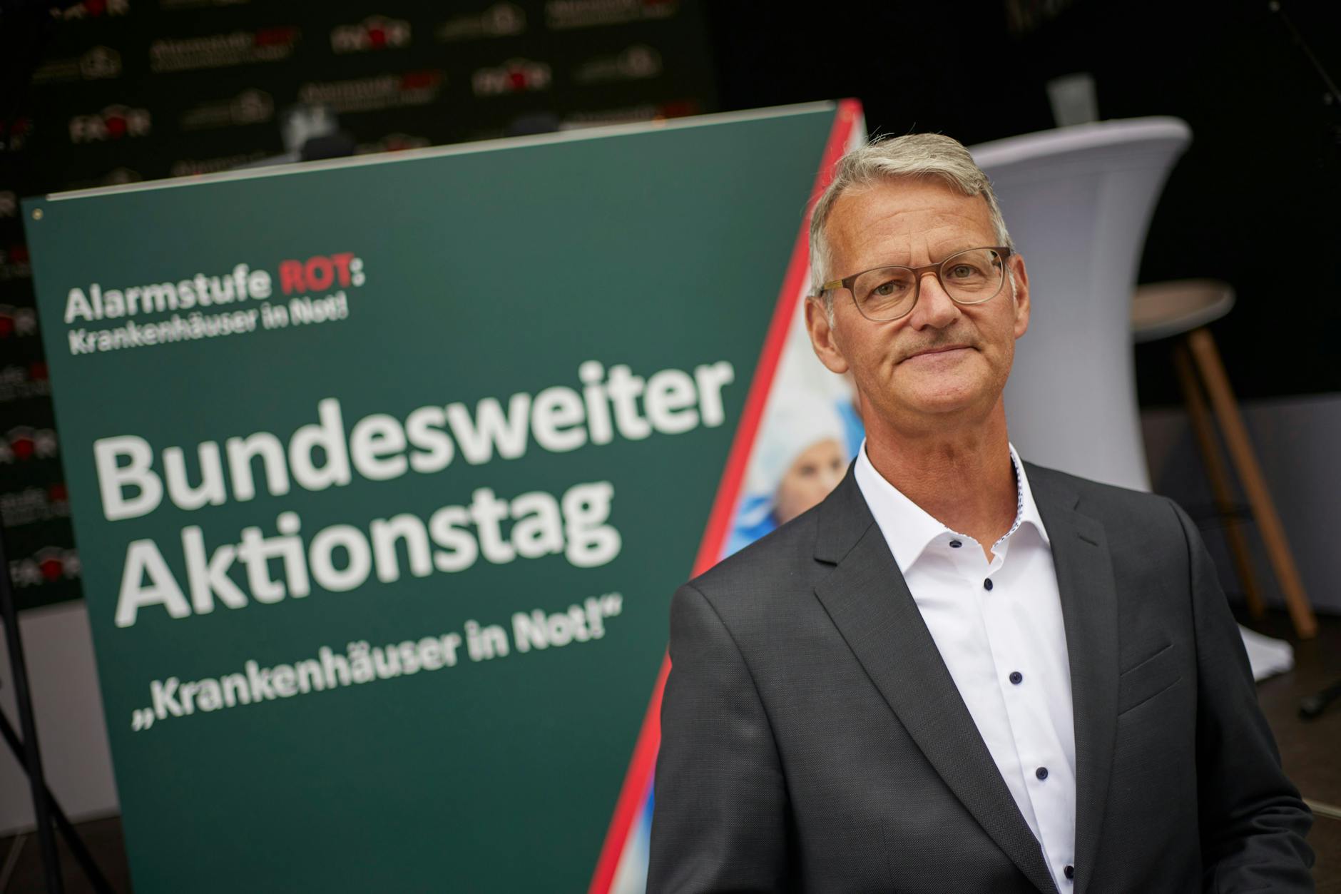 Gerald Gaß, Vorstandsvorsitzender der Deutschen Krankenhausgesellschaft, steht im Rahmen des bundesweiten Protesttags der Deutschen Krankenhausgesellschaft auf dem Washingtonplatz.