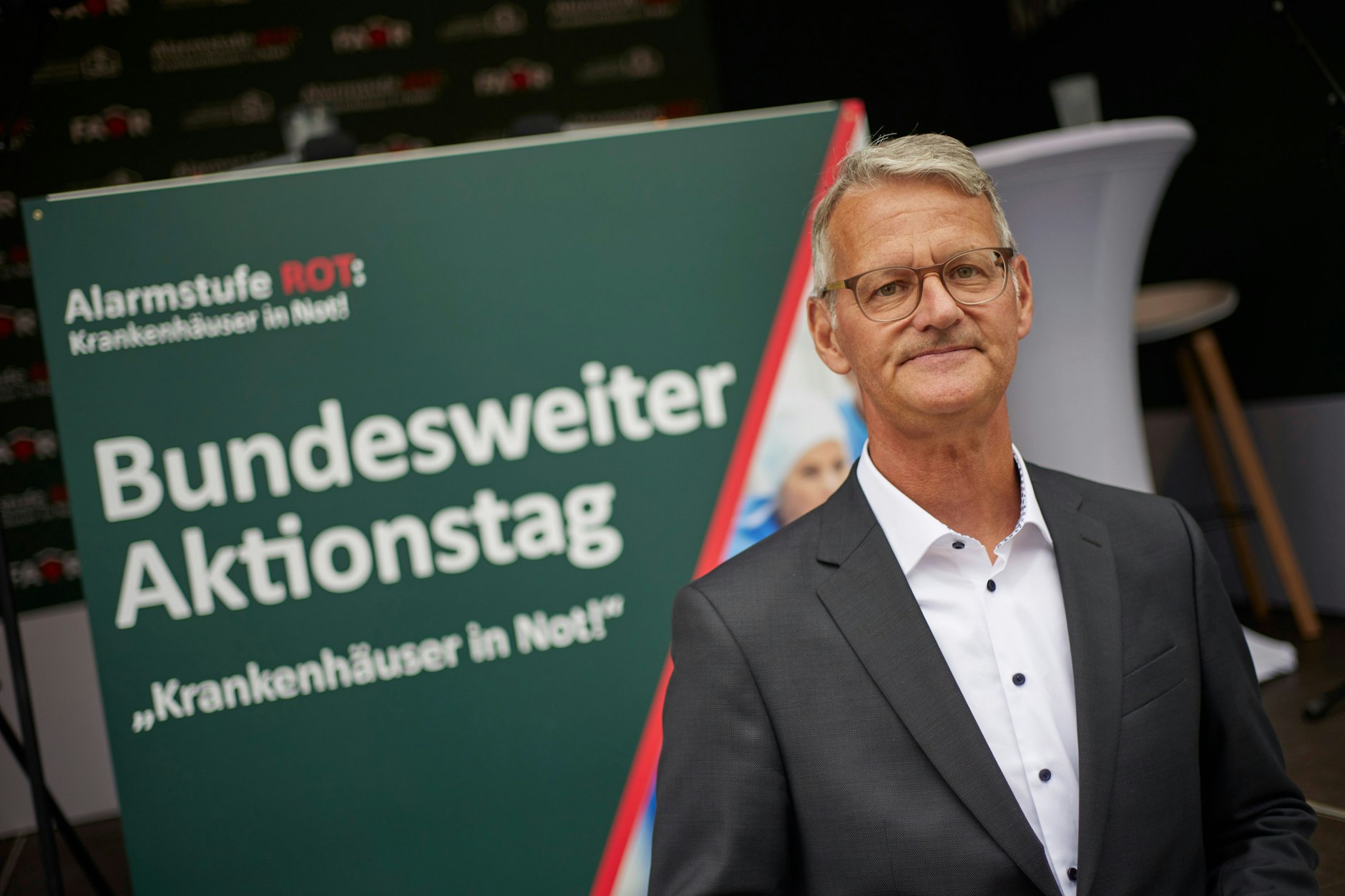Gerald Gaß, Vorstandsvorsitzender der Deutschen Krankenhausgesellschaft, steht im Rahmen des bundesweiten Protesttags der Deutschen Krankenhausgesellschaft auf dem Washingtonplatz.