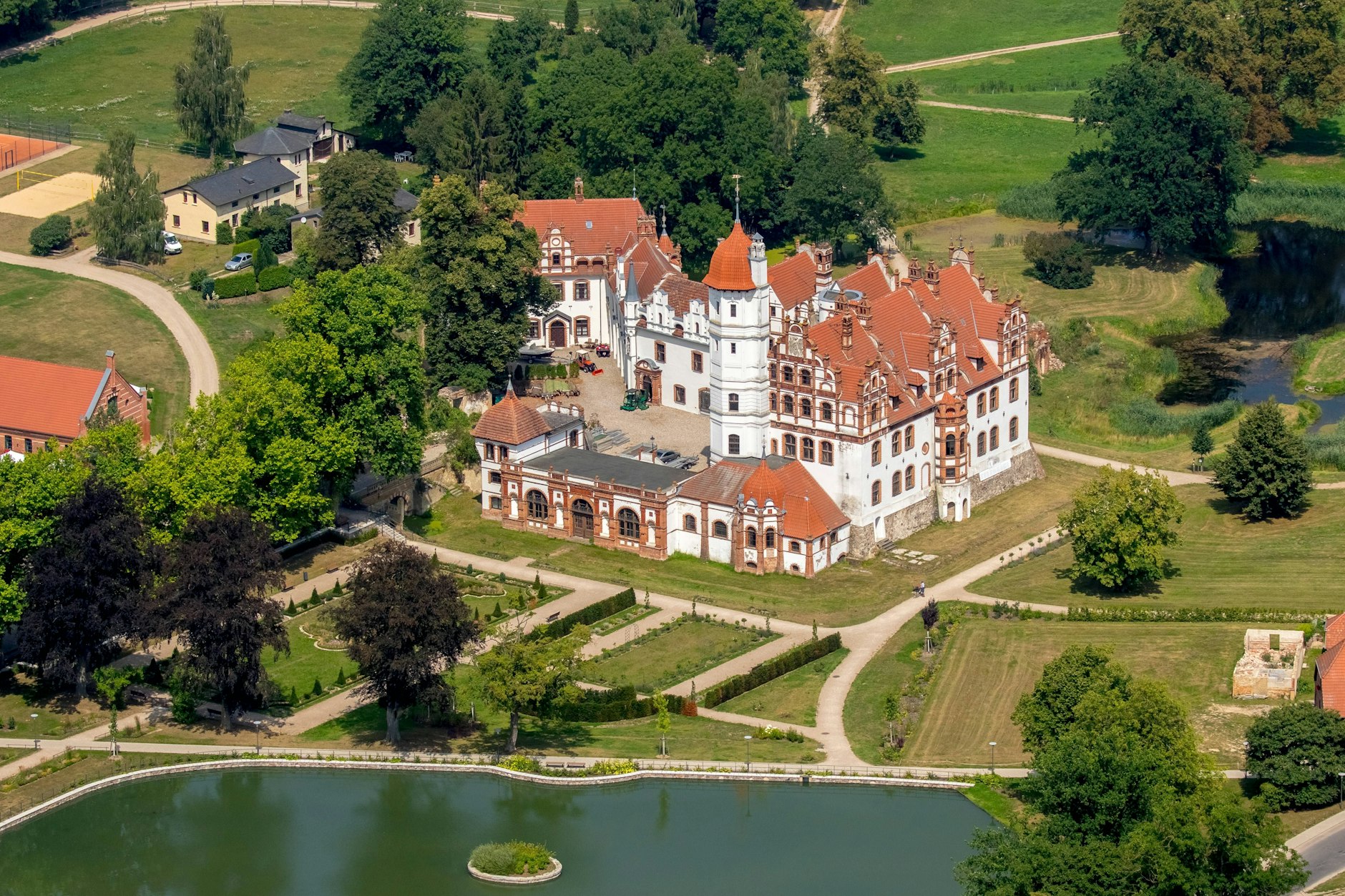 Mit seinen Türmchen wirkt das Schloss Basedow fast wie ein Palast aus Tausendundeiner Nacht.