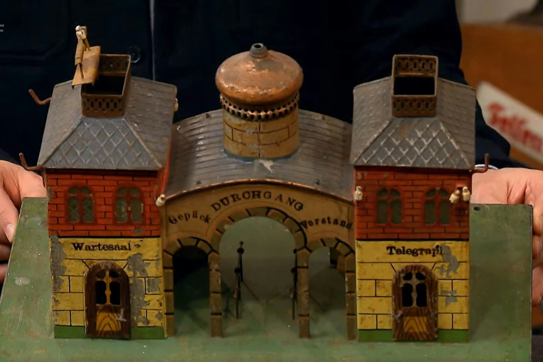 Deutlich über 100 Jahre hat der alte Bahnhof auf dem Buckel. Die „Bares für Rares“-Händler wissen das zu schätzen.