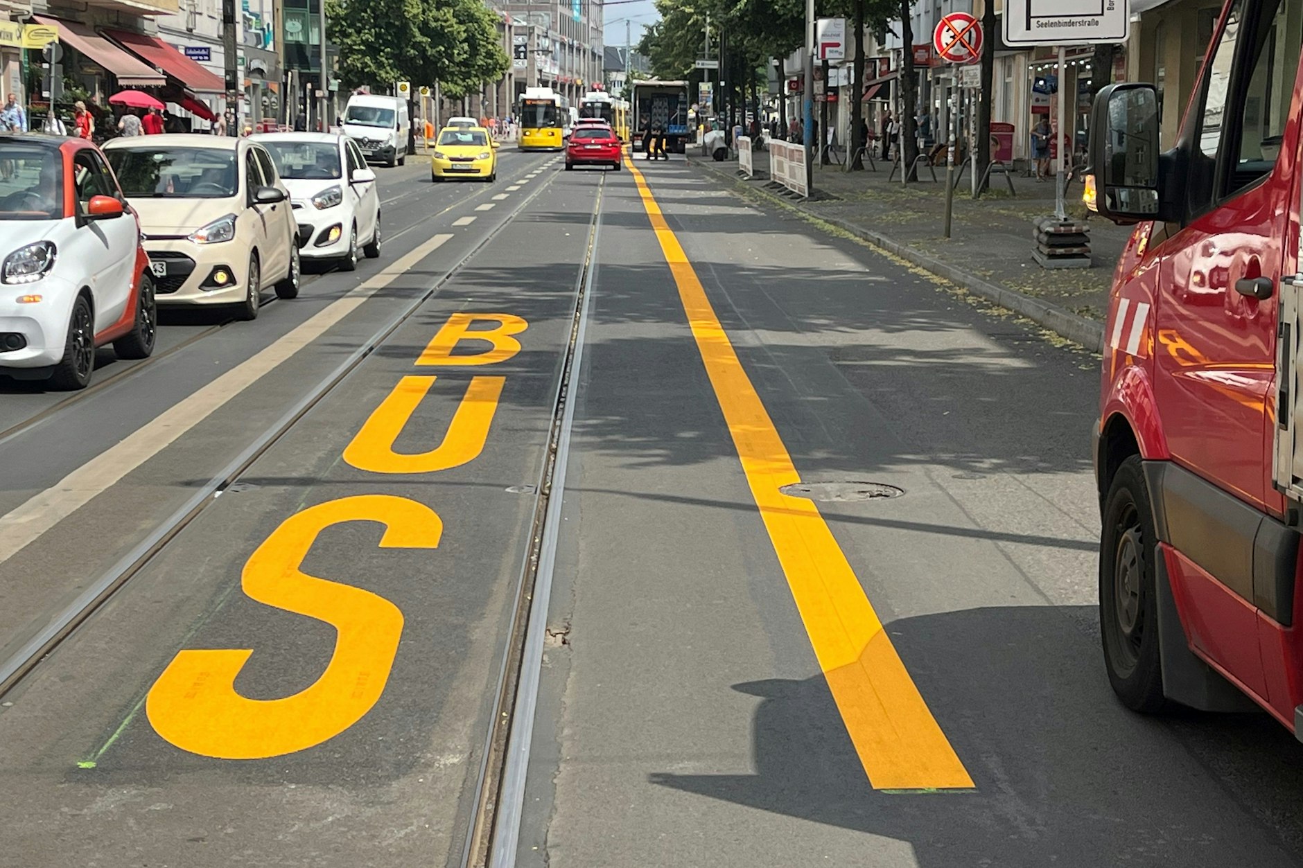 Vorrang für die BVG in der Köpenicker Bahnhofstraße: Auf dem Straßenbahngleis in Richtung Norden ist eine temporäre ÖPNV-Spur entstanden, die auch von Bussen genutzt werden darf.