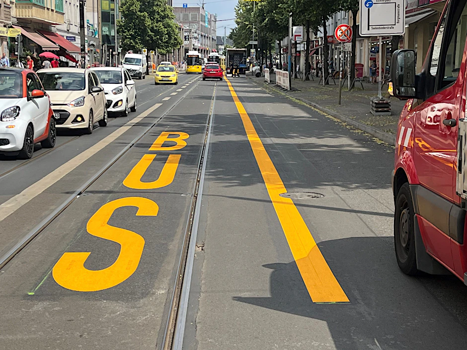 Vorrang für die BVG in der Köpenicker Bahnhofstraße: Auf dem Straßenbahngleis in Richtung Norden ist eine temporäre ÖPNV-Spur entstanden, die auch von Bussen genutzt werden darf.