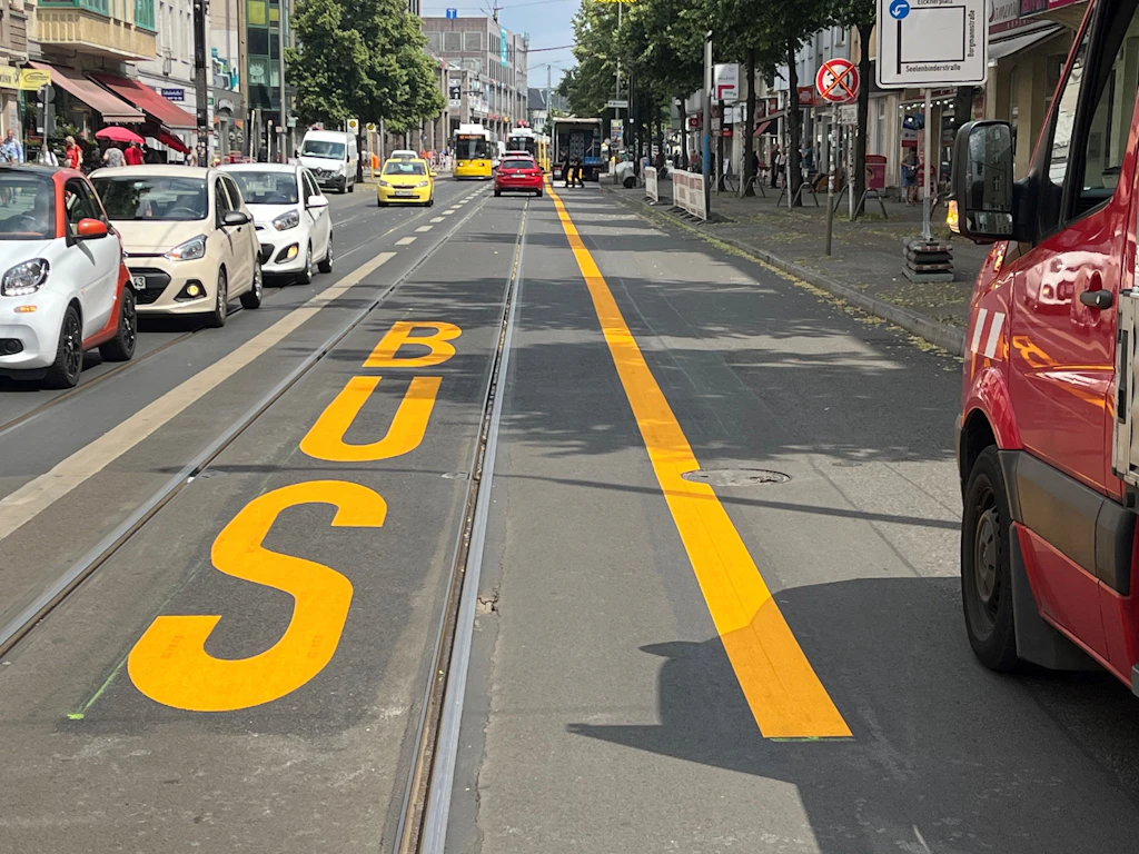 Gelbe Folie gegen Stau in Köpenick: Kommt die BVG jetzt besser durch?