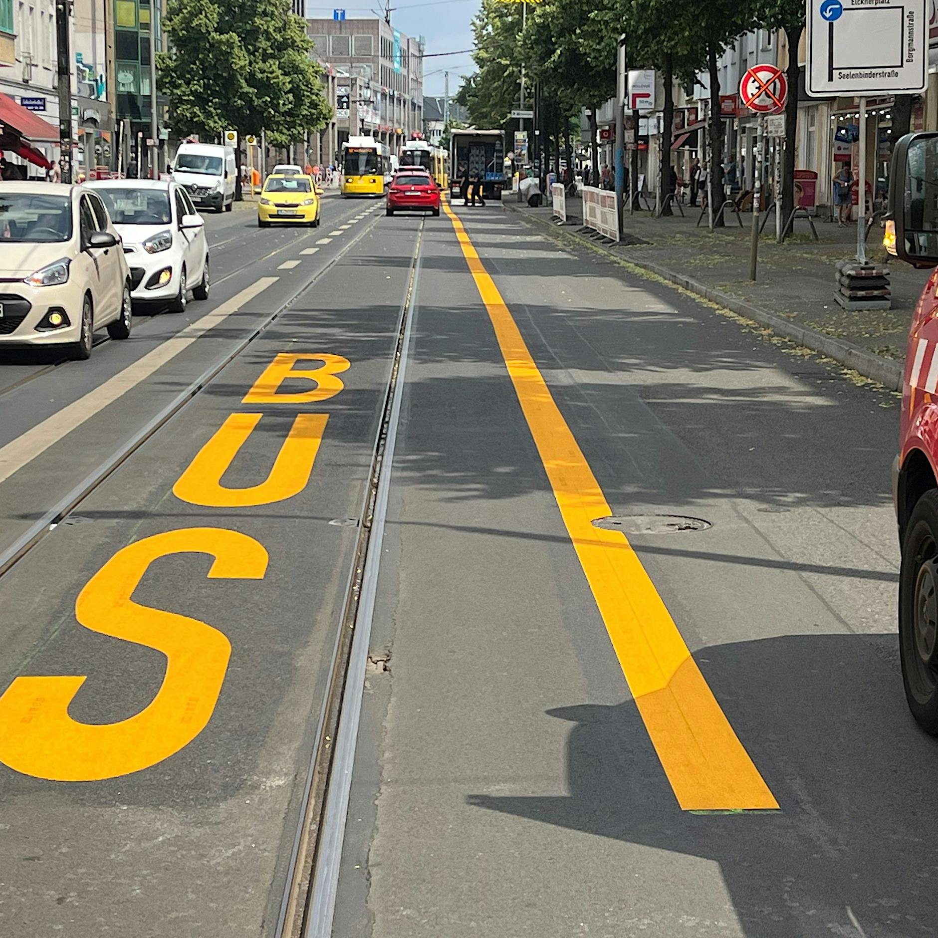 Gelbe Folie gegen Stau in Köpenick: Kommt die BVG jetzt besser durch?