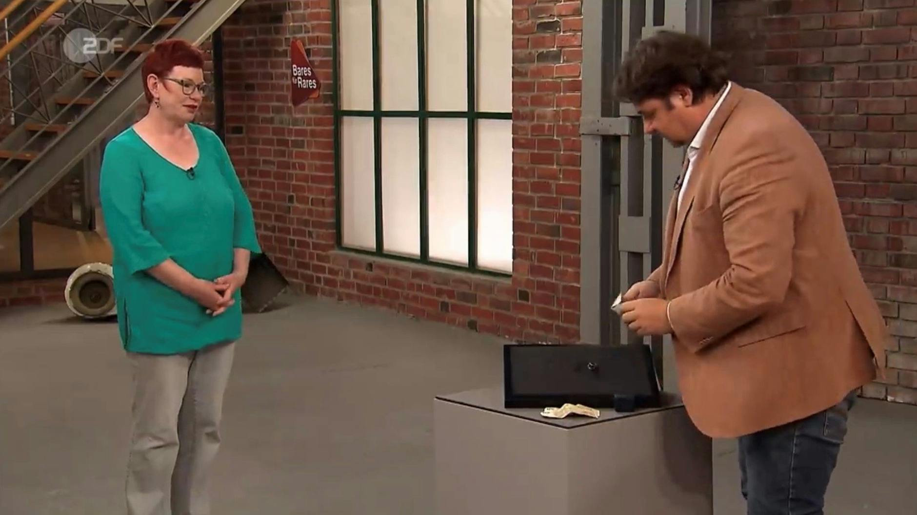 „Bares für Rares“-Händler Daniel Meyer kauft den Ring für 500 Euro.