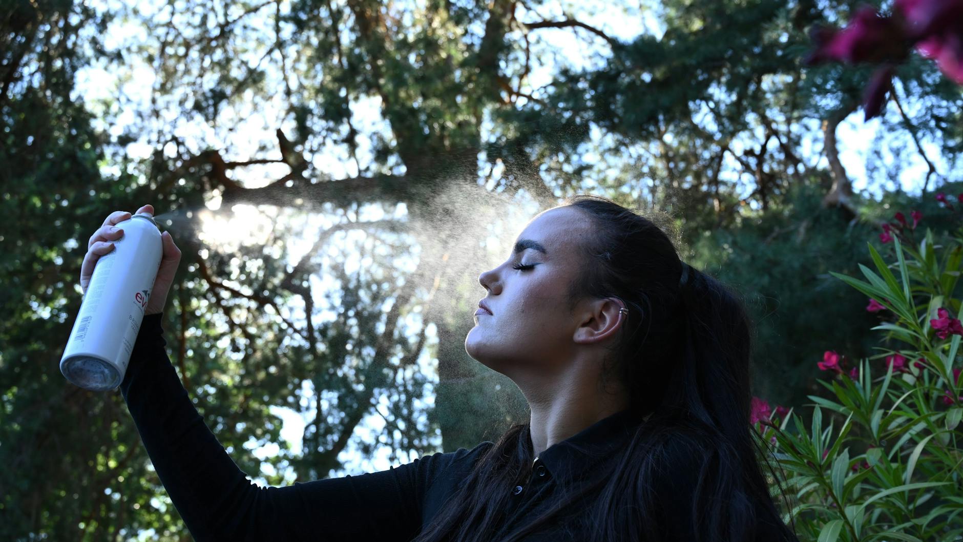 Der ultimative Tipp gegen Hitze: ein Wasserspray aus der Drogerie.