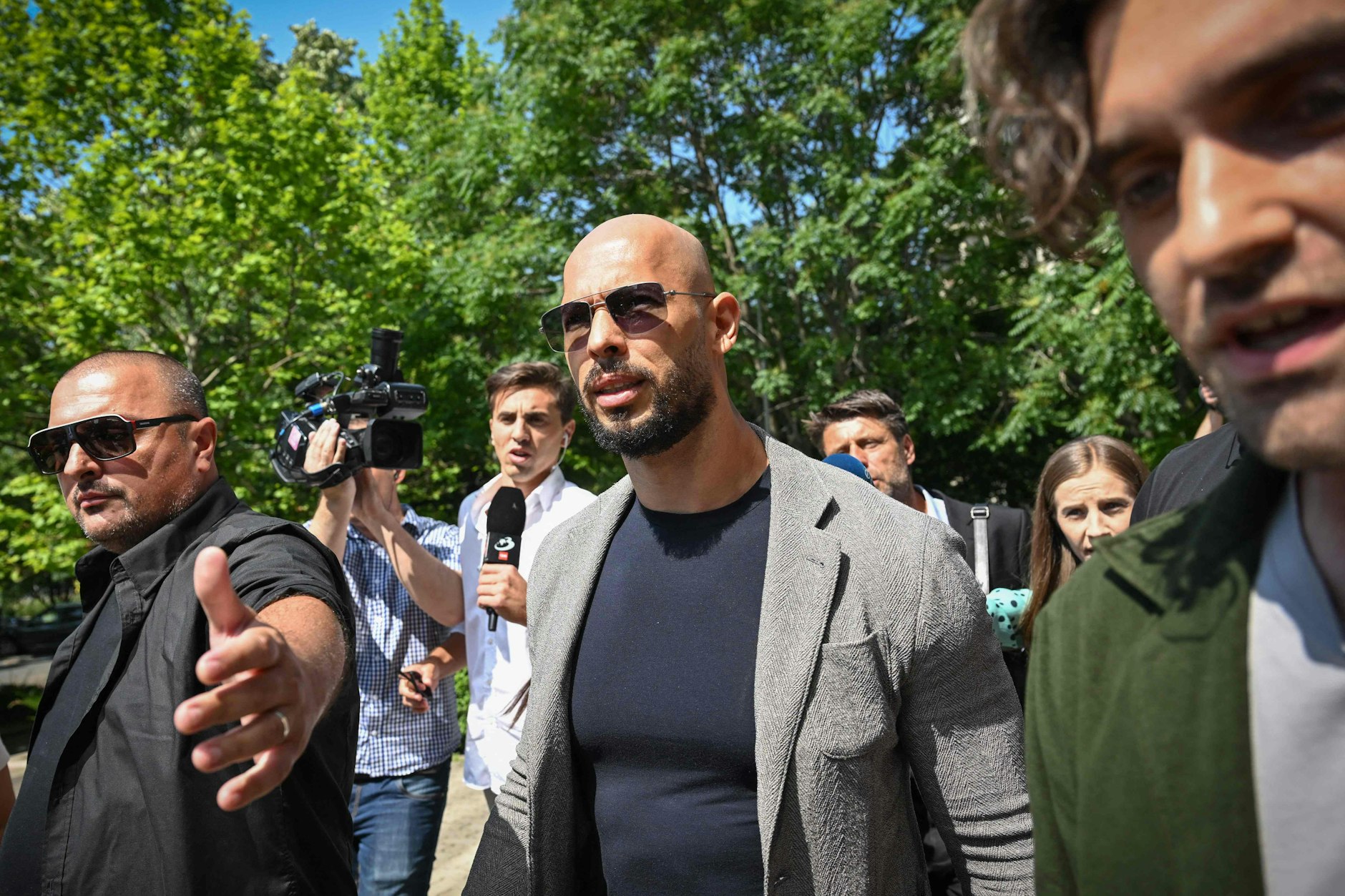 Influencer Andrew Tate trifft am Stadtgericht von Bukarest ein.