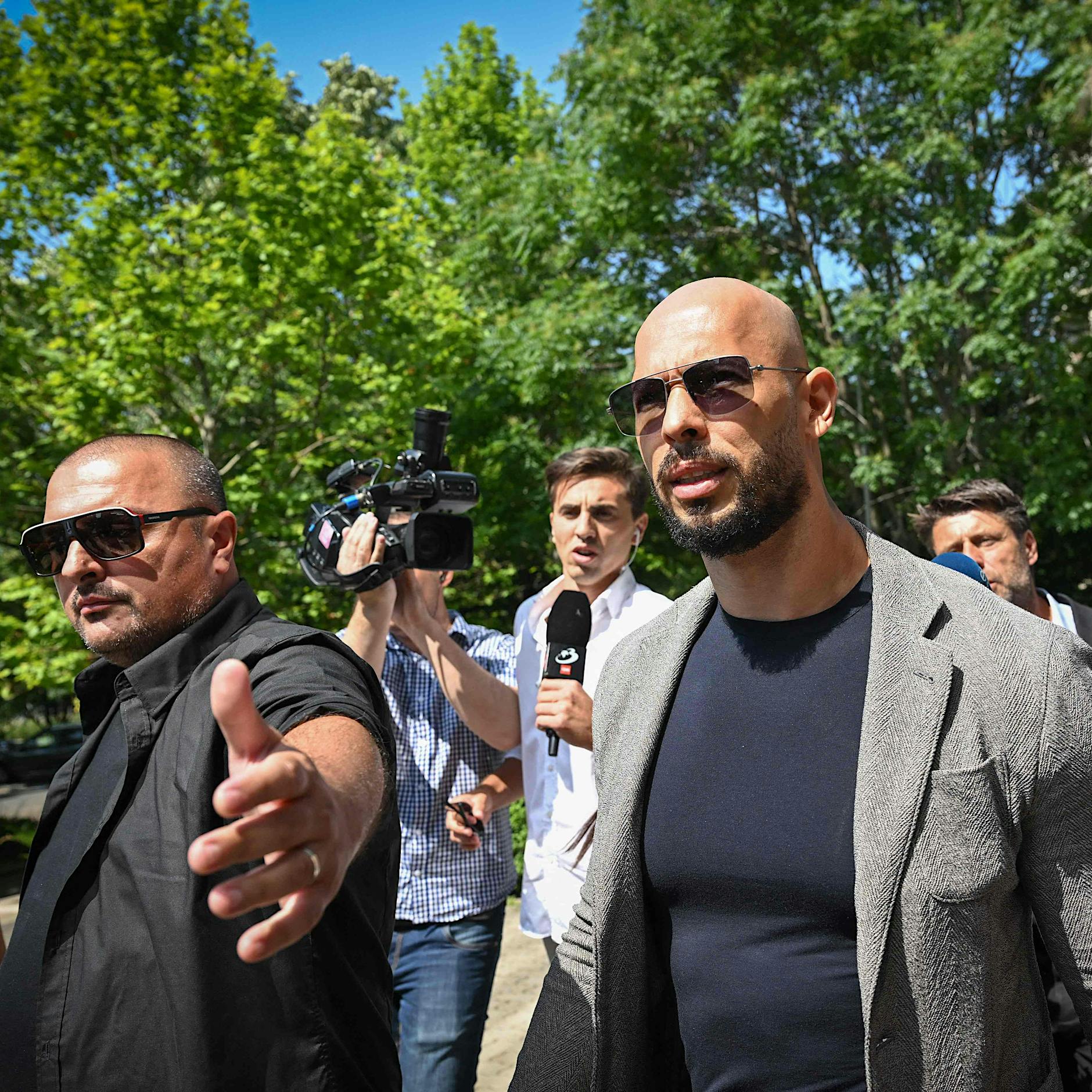 „Hassfluencer“ Andrew Tate wegen Menschenhandels vor Gericht: „Ich glaube an Gerechtigkeit und Gott“