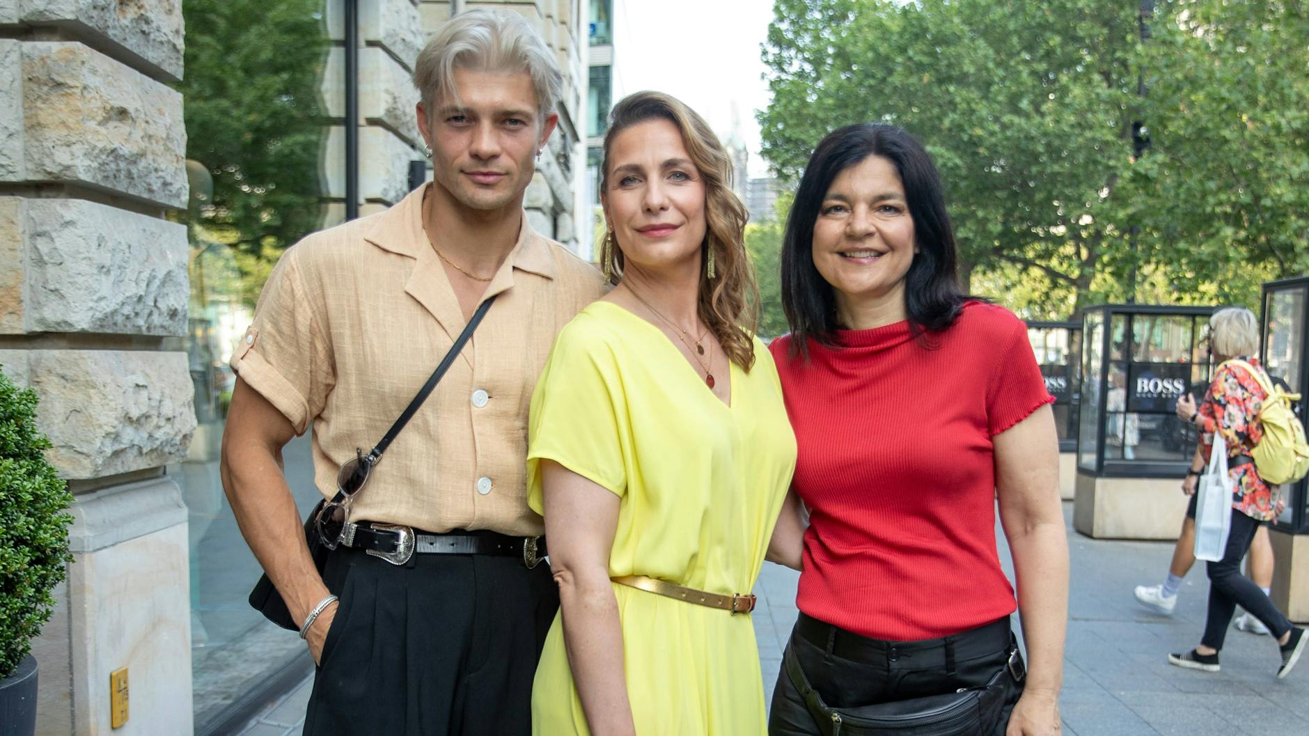 Ankunft bei der Bekanntgabe der Nominierten für den Deutschen Schauspielpreis 2023 in Berlin: die Schauspieler Eugen Bauder, Nadine Heidenreich und Jasmin Tabatabai.