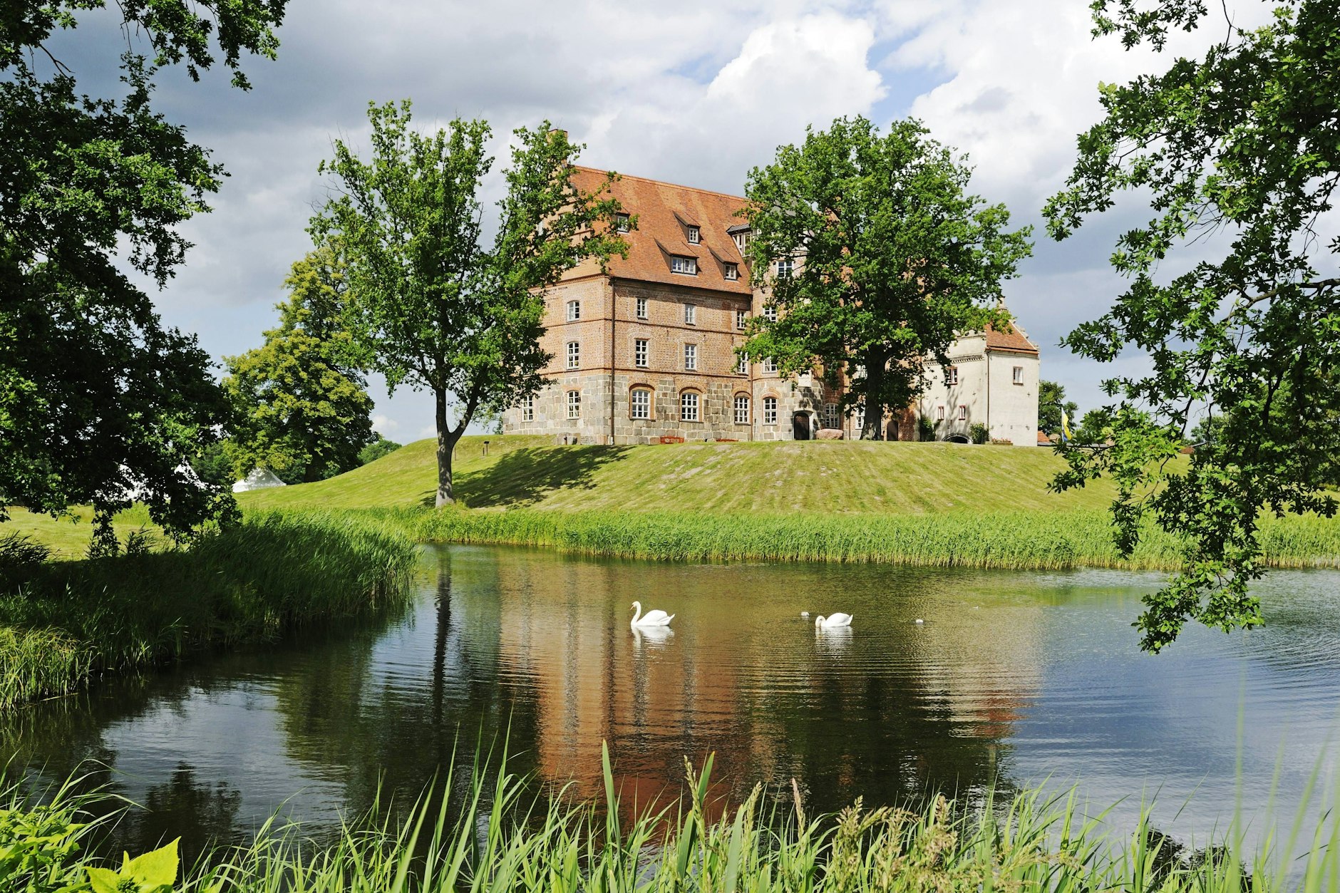 Mit dem Burggraben drumherum und der Brücke wirkt Schloss Ulrichshusen fast wie eine Trutzburg.