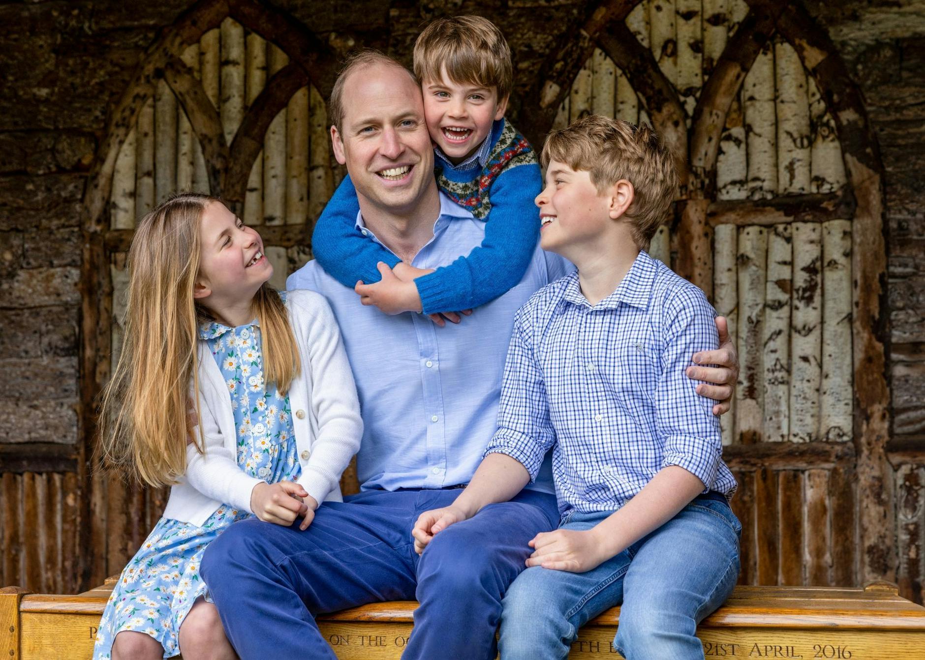HANDOUT - Der britische Thronfolger Prinz William mit seinen Kindern Prinzessin Charlotte (l-r), Prinz Louis und Prinz George. ace/PA Media/dpa