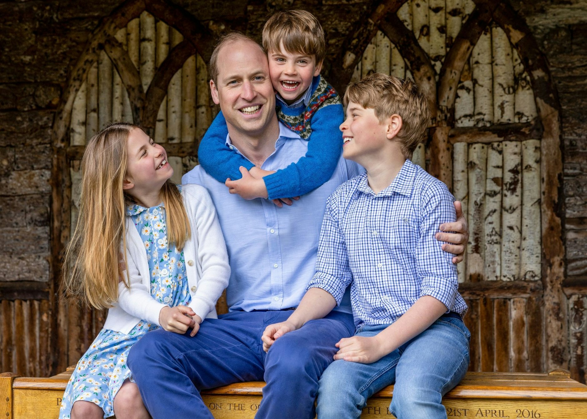 HANDOUT - Der britische Thronfolger Prinz William mit seinen Kindern Prinzessin Charlotte (l-r), Prinz Louis und Prinz George.  ace/PA Media/dpa