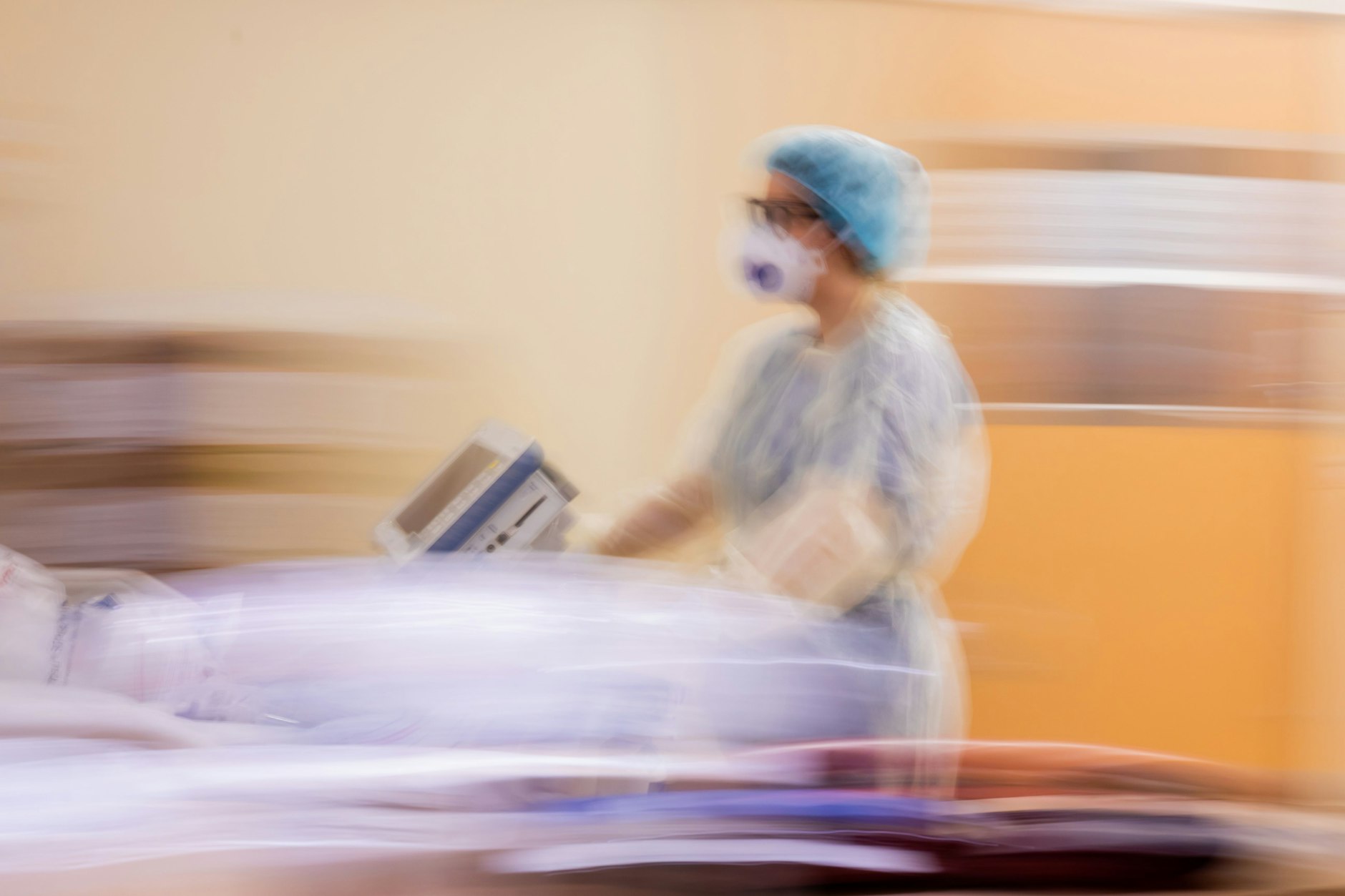 Eine Assistenzärztin schiebt auf der Intensivstation des Gemeinschaftskrankenhauses Havelhöhe das Krankenbett eines Patienten.