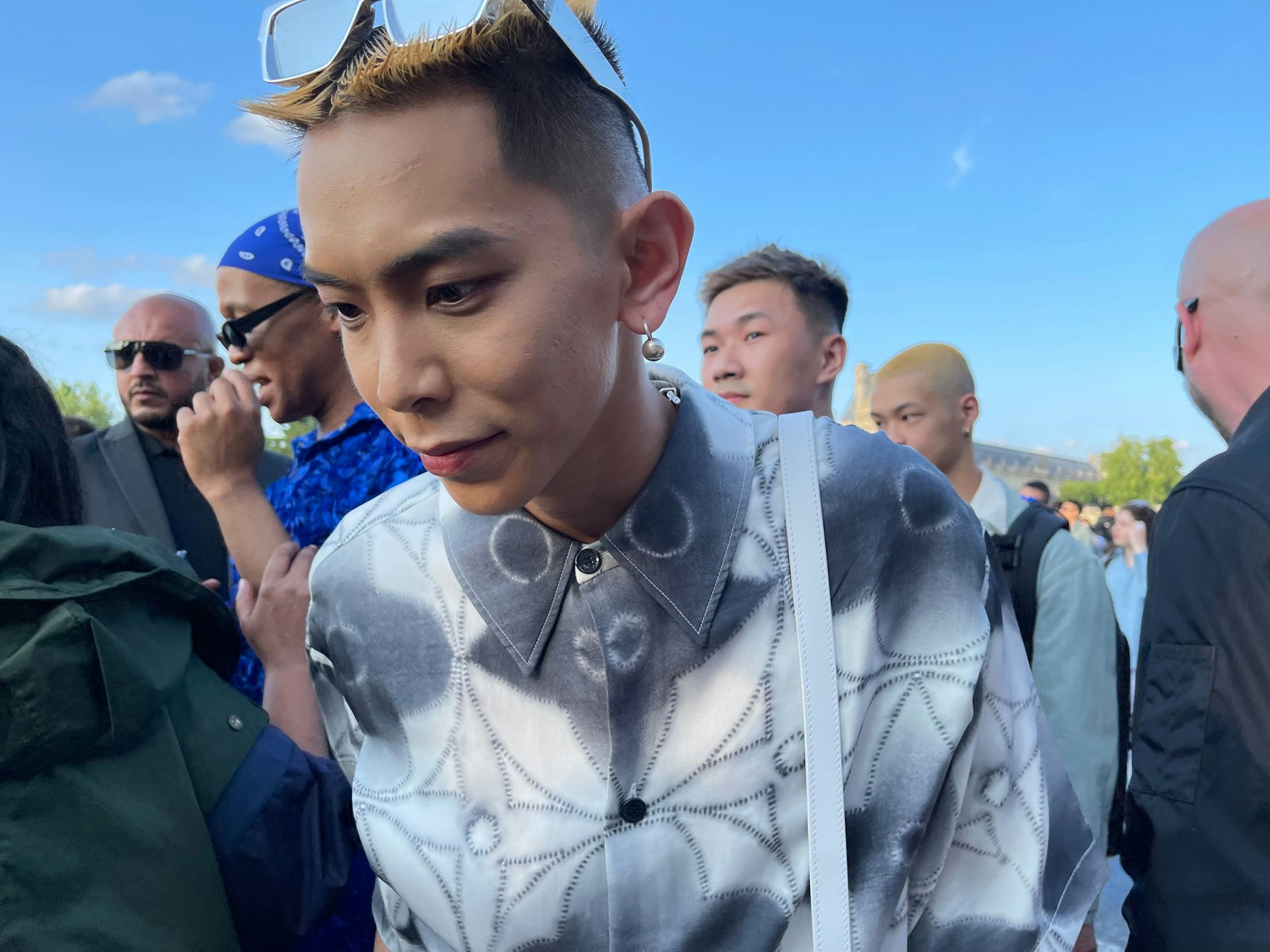 Praktischer ist es, die Perlen am Ohr zu tragen.