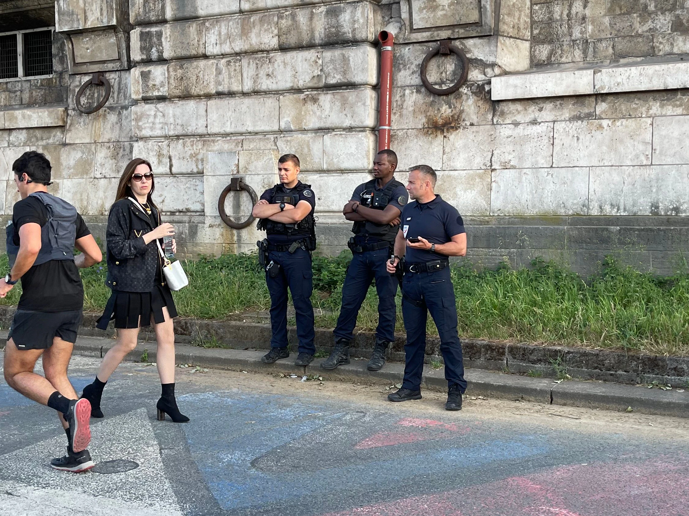 Die Pariser Polizei überwacht das Geschehen.