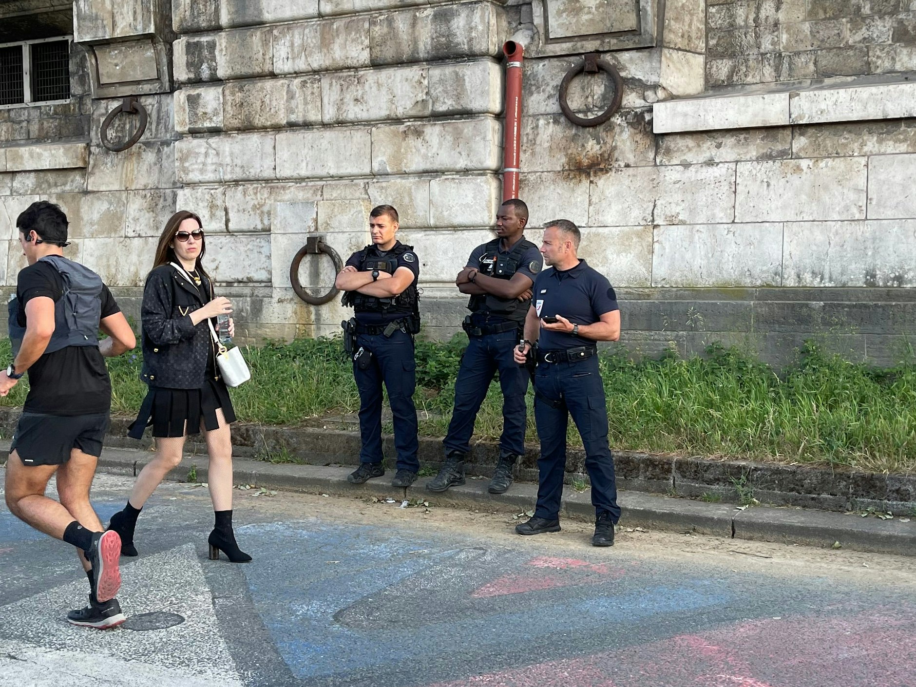 Die Pariser Polizei überwacht das Geschehen.