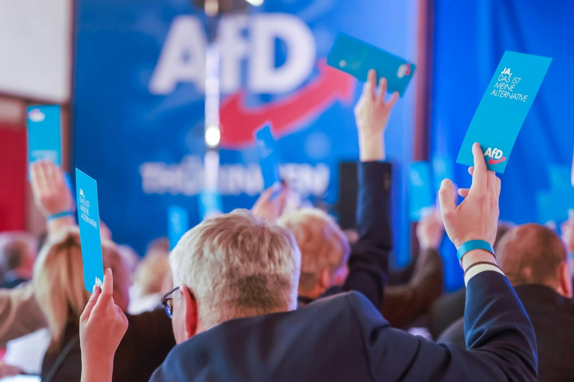 Laut einer Umfrage wäre eine knappe Mehrheit für eine gemeinsame Wahlempfehlung der Parteien gegen einen AfD-Kandidaten bei einer Bürgermeister- oder Landratswahl.