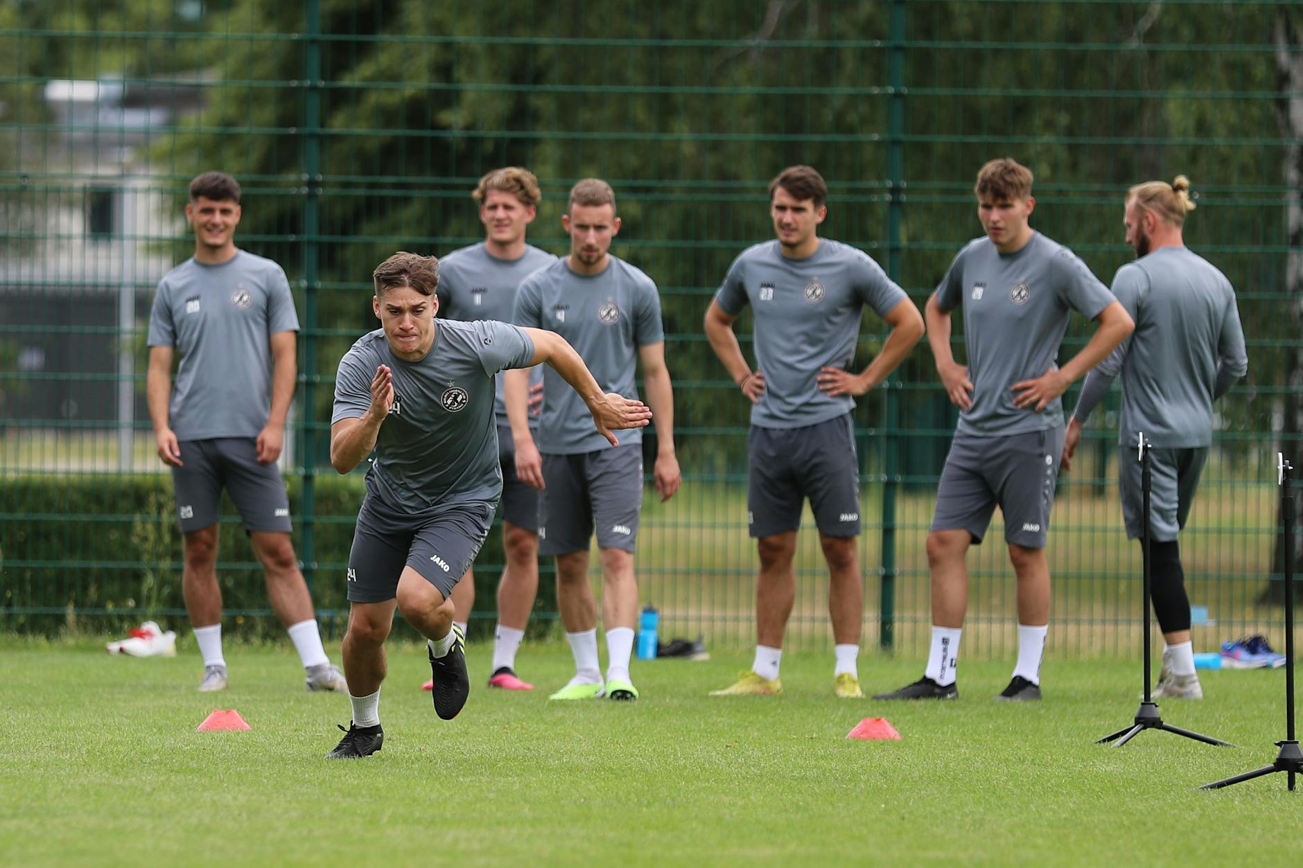Einer sprintet, alle anderen schauen zu – beim Trainingsauftakt des BFC Dynamo zeigt John Liebelt den Kollegen die Hacken.