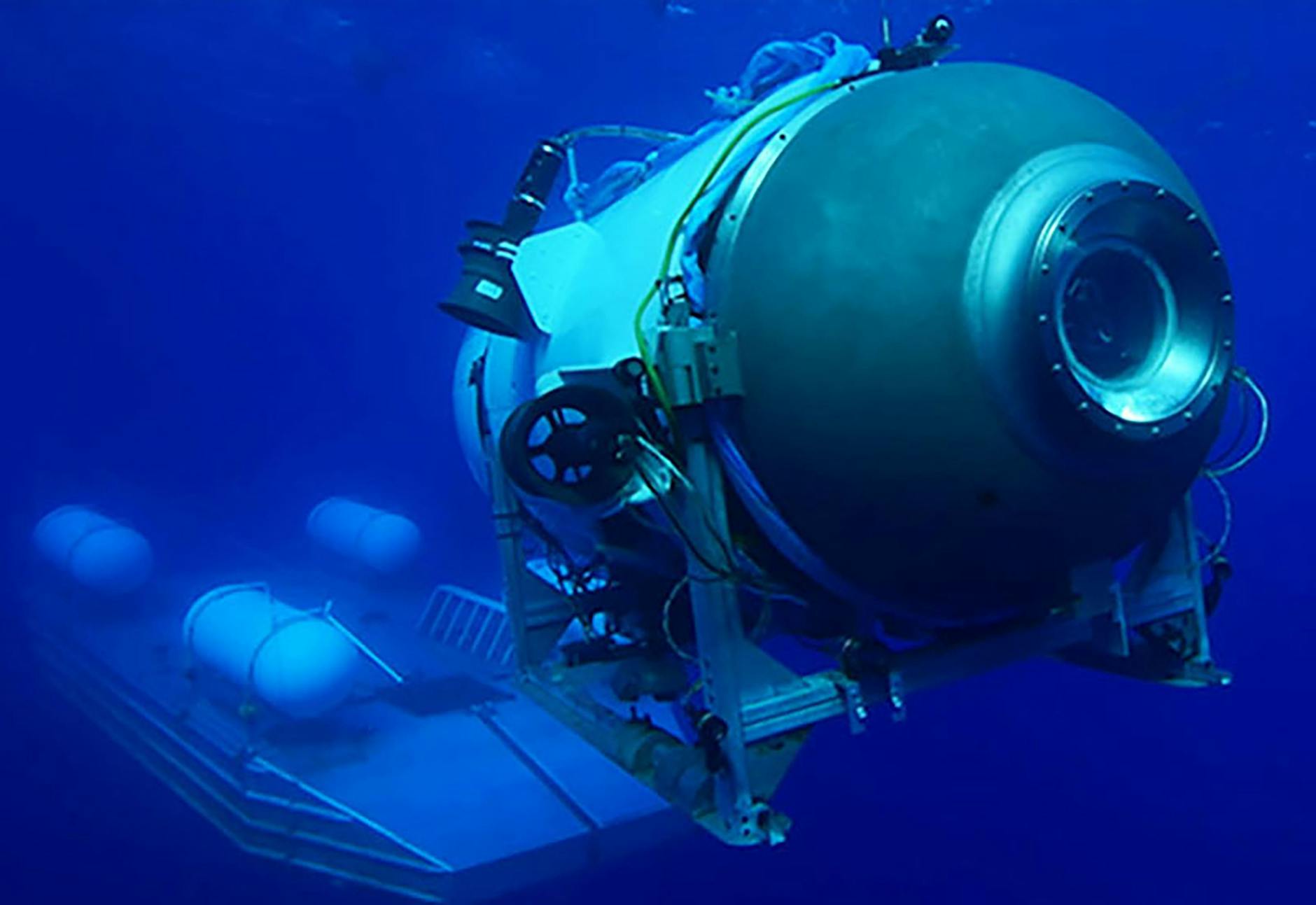 Cette photo non datée publiée par OceanGate Expeditions montre le submersible Titan lancé depuis sa plateforme.  Le véhicule est porté disparu depuis dimanche matin (18 juin 2023, heure locale).
