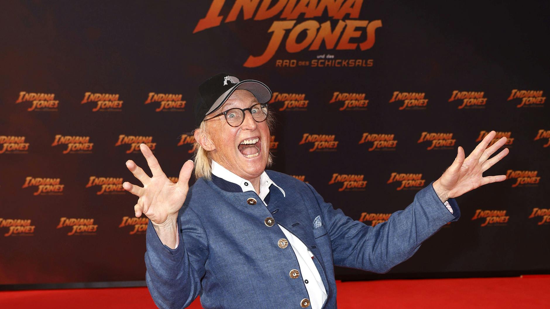 Auch Spaßvogel Otto Waalkes lässt sich die Deutschlandpremiere von „Indiana Jones und das Rad des Schicksals“ in Berlin nicht entgehen.