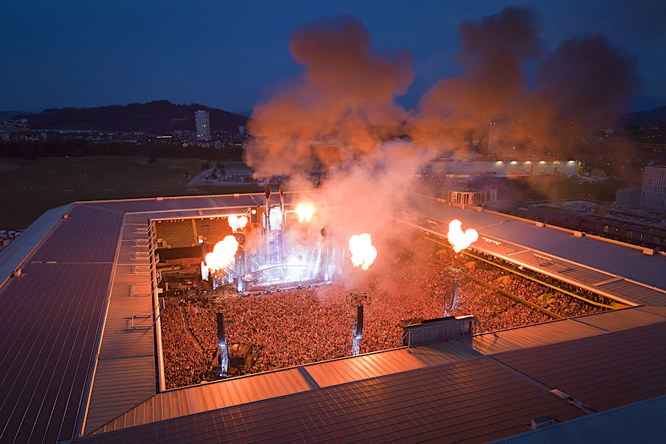 Zuschauer verfolgen das Rammstein-Konzert im Berner Wankdorf Stadion (Luftaufnahme mit Drohne). 